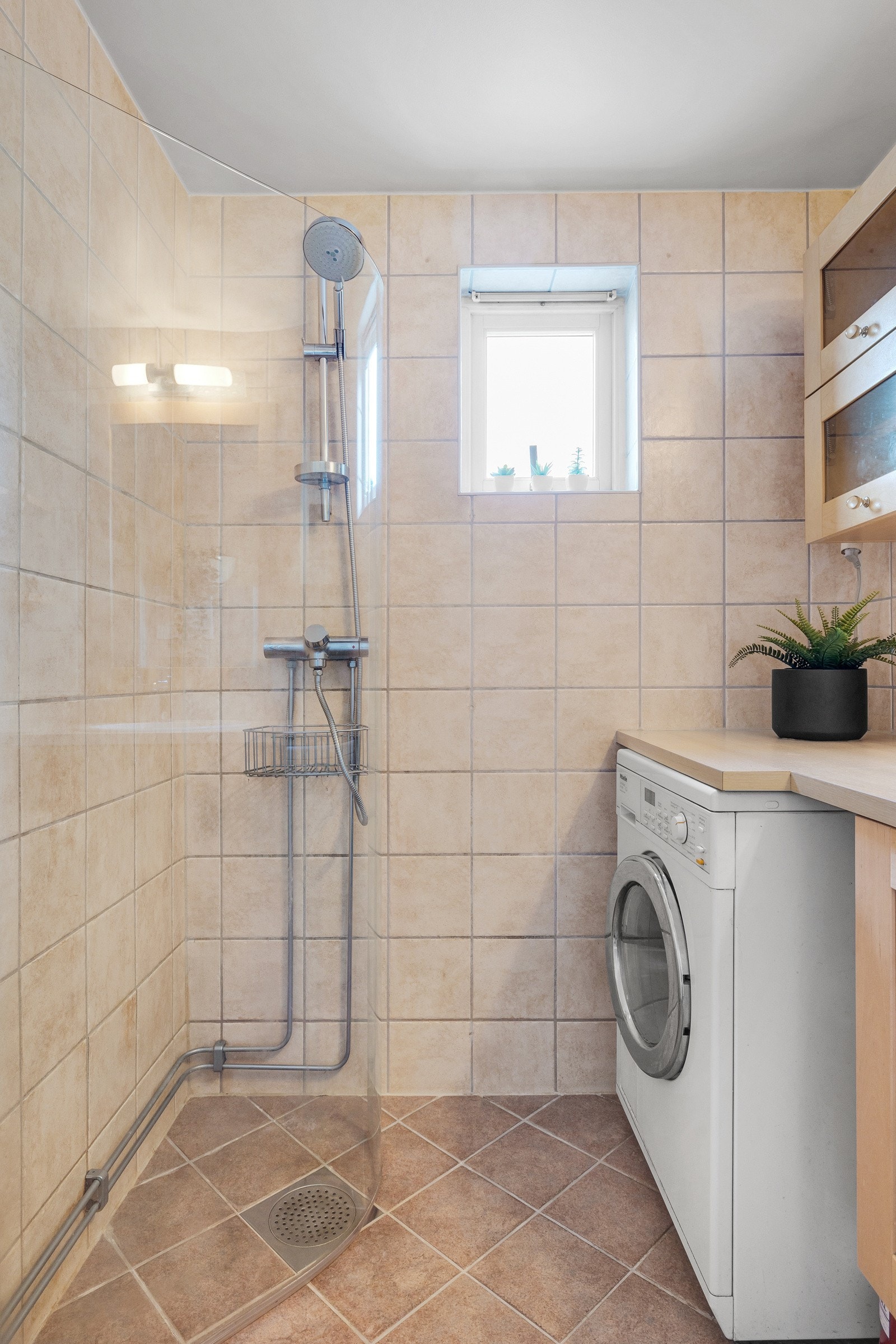 Badet har vannbåren gulvvarme. Galleribilde