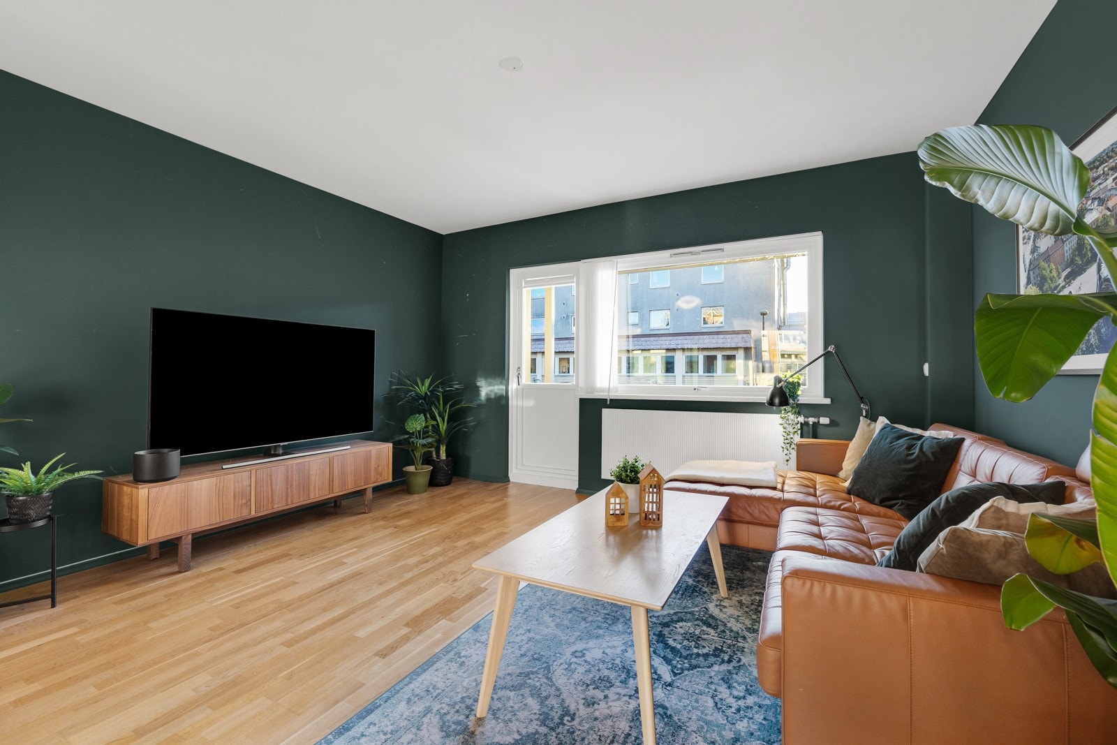 Velkommen til Karl Staaffs vei 3. Presentert av Kristian Birkan v/EIE eiendomsmegling. En romslig og lekker 3-roms med solrik balkong og garasjeplass med el-lader! Galleribilde