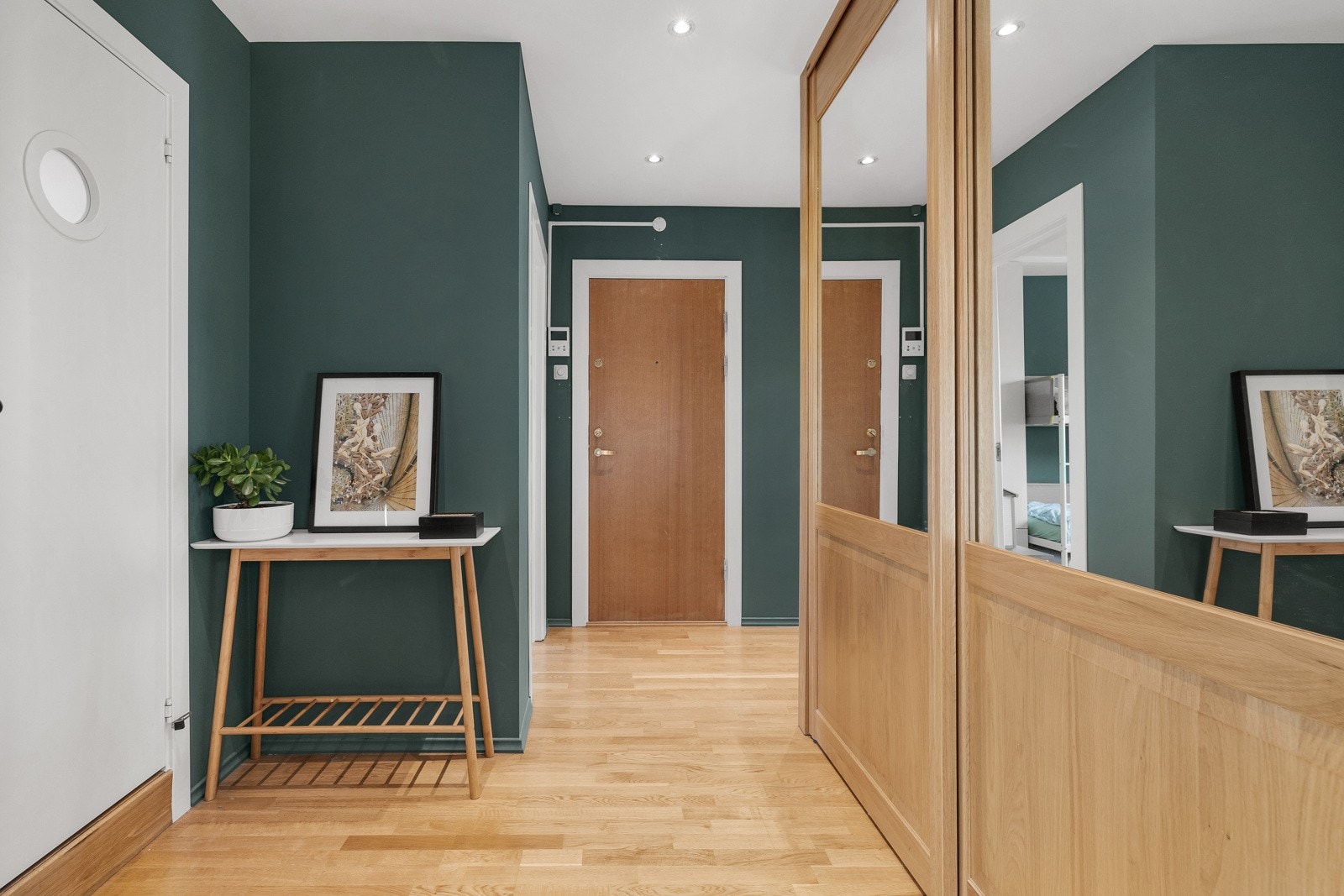 Innbydende entré med downlights i himling og stor skyvedørsgarderobe. Galleribilde