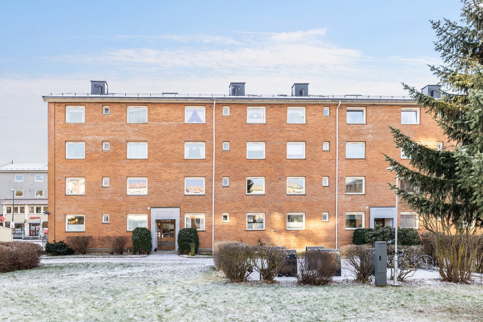 Baksiden av bygget / inngangsparti. Galleribilde