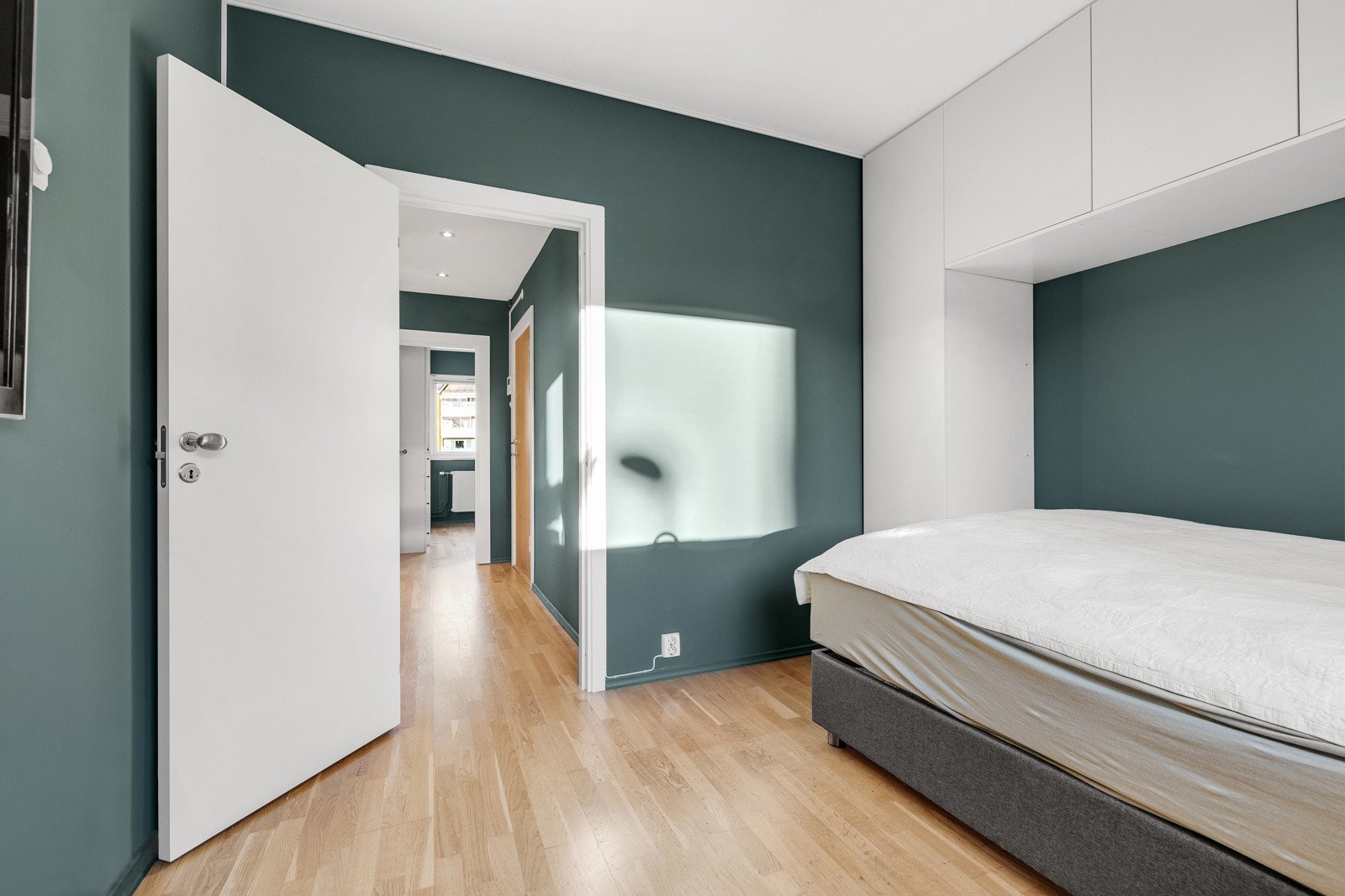 Vegghengt skapløsning rundt sengen. Galleribilde