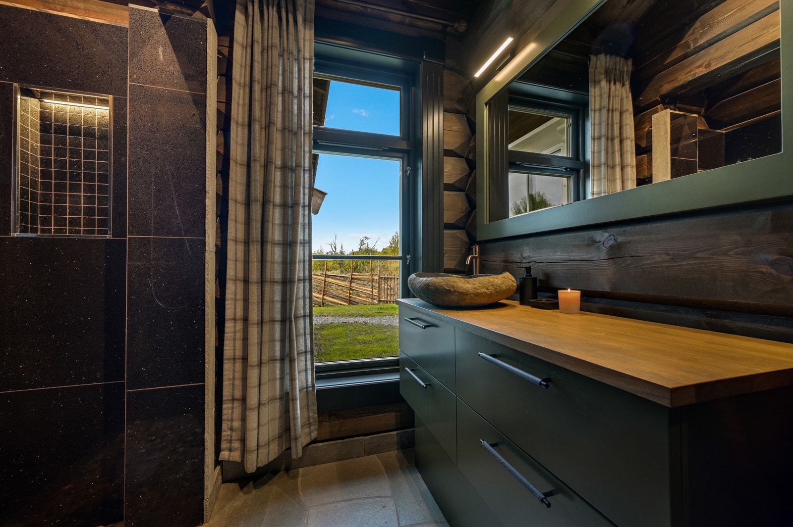 VISNINGSHYTTA i Fjellsnaret, annen planløsning, samme kvaliteter. Eksklusiv standard fra Kvalitetshytter AS. Galleribilde