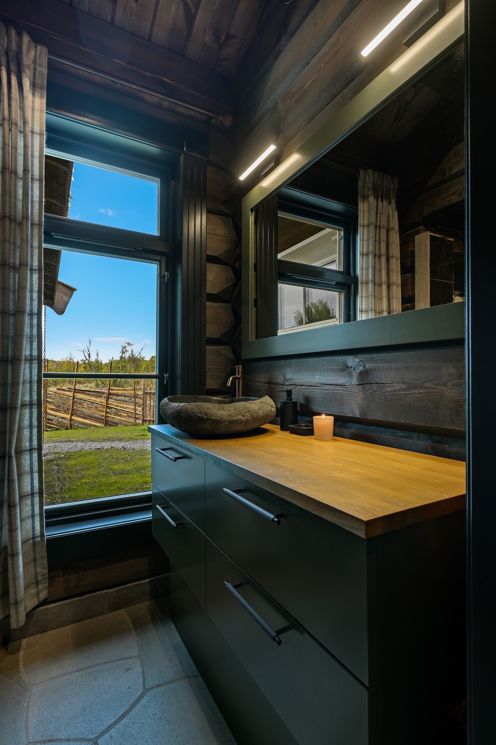 VISNINGSHYTTA i Fjellsnaret, annen planløsning, samme kvaliteter. Eksklusiv standard fra Kvalitetshytter AS. Galleribilde