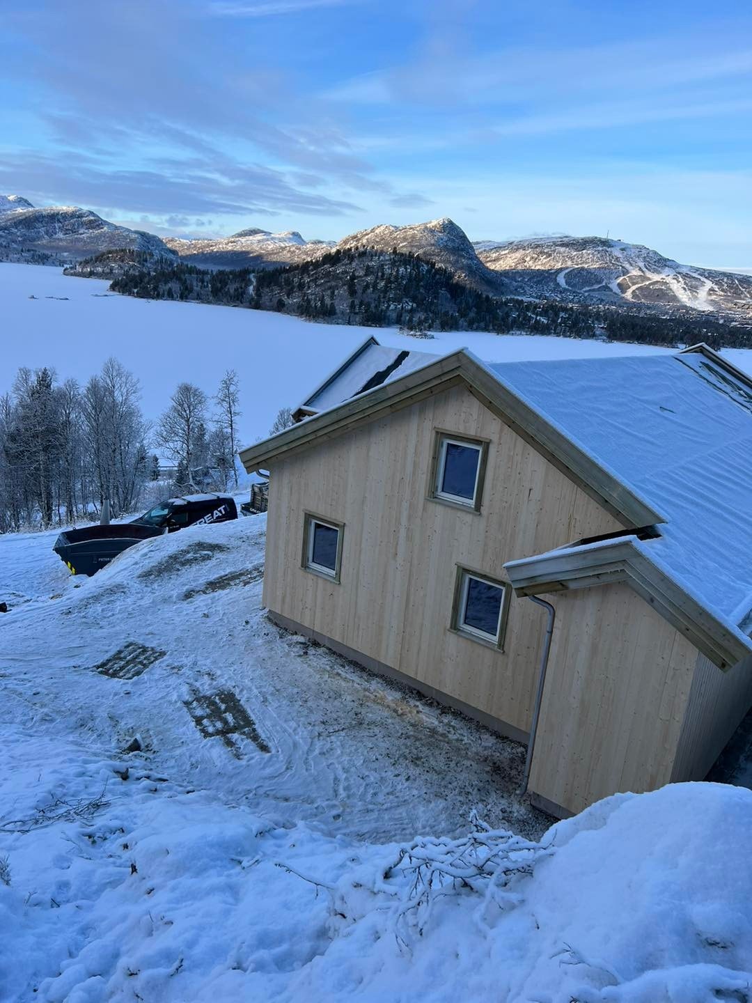 SJEKK DEN UTSIKTEN - Nabotomten er ledig nå!
Også sol hele dagen og kvelden.
Bildet er av en solgt hytte under oppføring Galleribilde