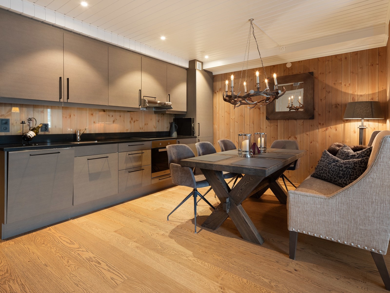 Flott kjøkkeninnredning med integrerte hvitevarer. Galleribilde