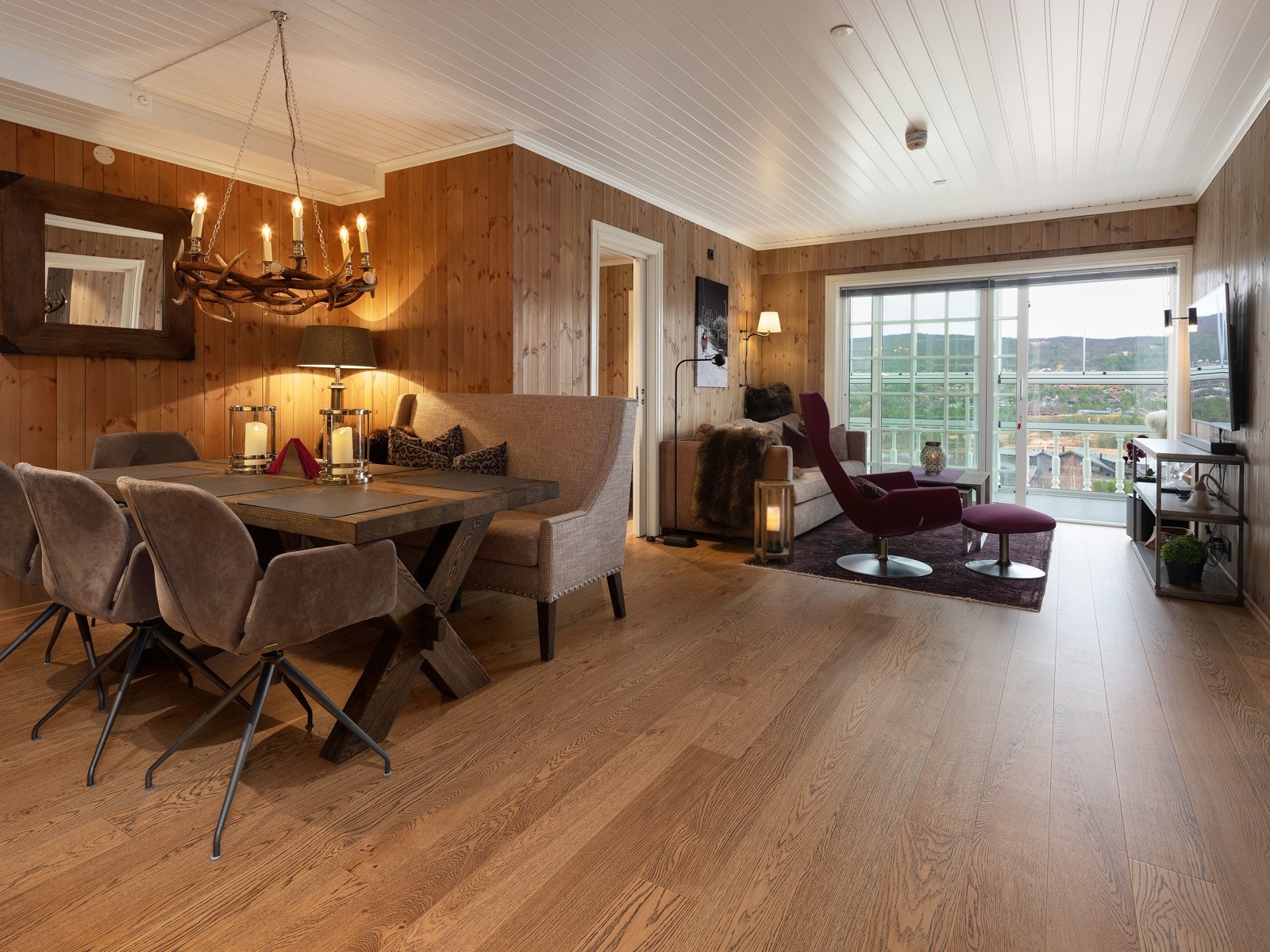 Innbydende stue, kjøkken og spisestue i åpen praktisk løsning Galleribilde