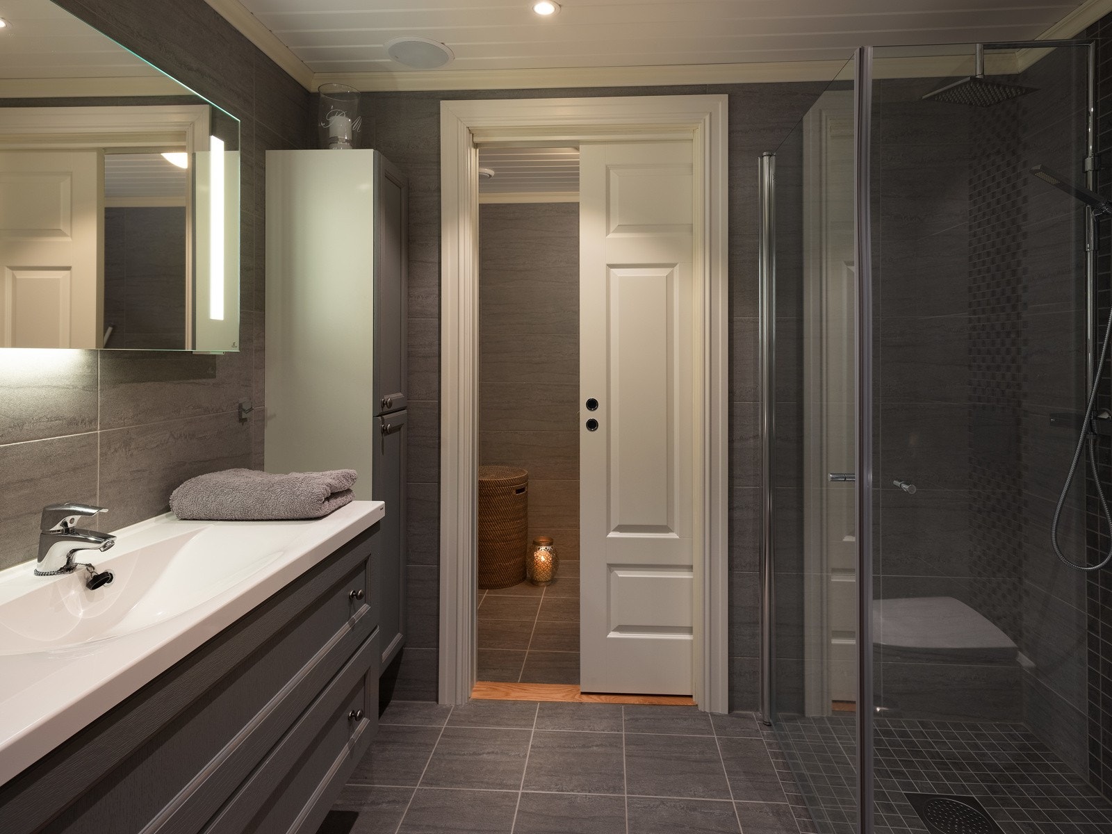 Pent bad med tilkomst til vaskerom Galleribilde