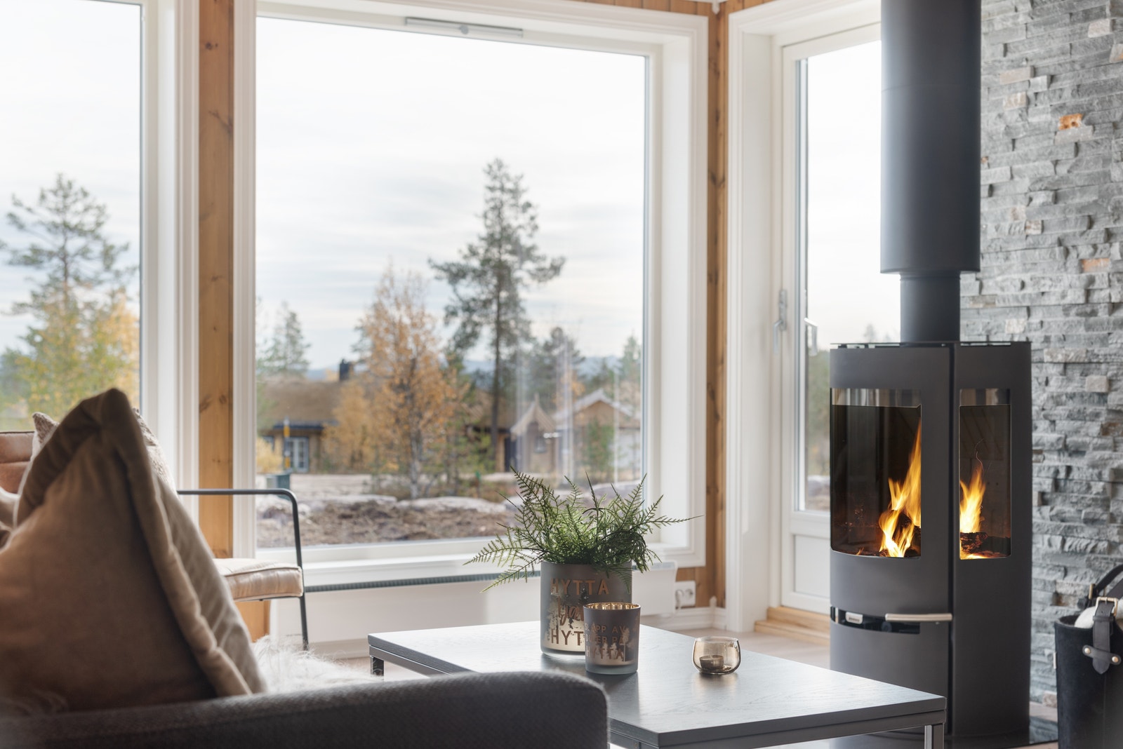 Peisovn med steinmur bak - utgang terrasse Galleribilde