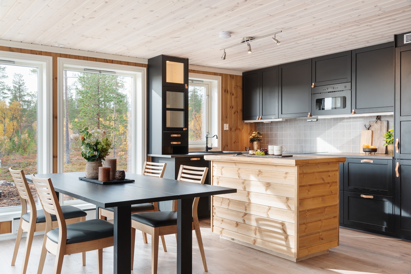 Stilfullt og praktisk kjøkken med egendesignet kjøkkenøy. Galleribilde