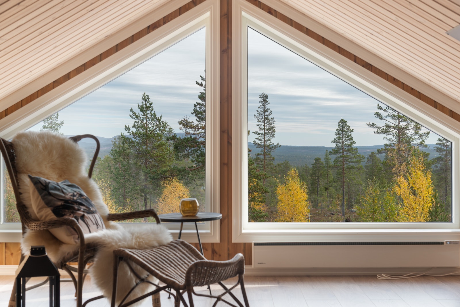 Stor tv-stue/loftstue med store vinduer. Sälen-fjellene i bakgrunnen Galleribilde