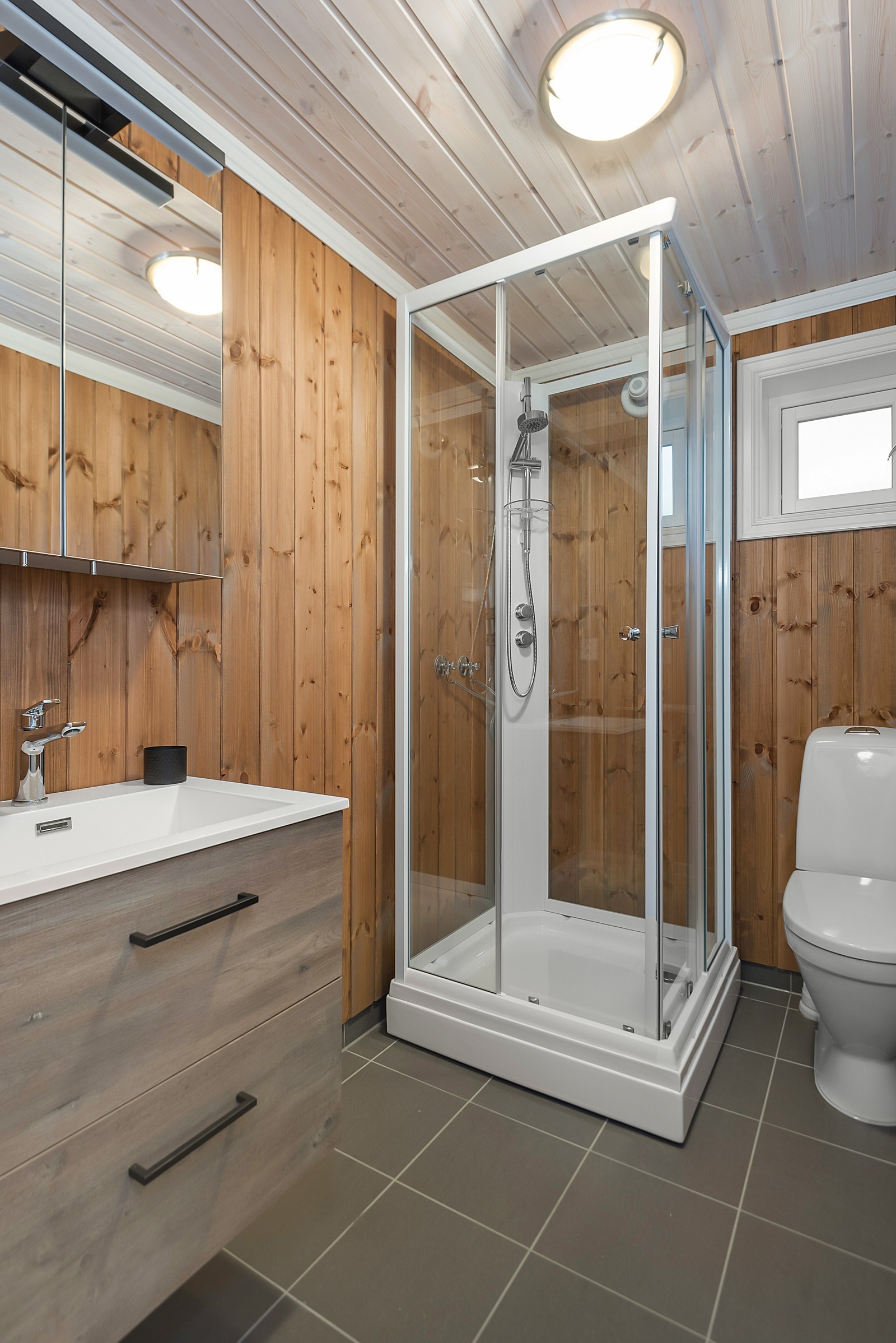 Bad nr 2 med dusjkabinett, vask og wc Galleribilde