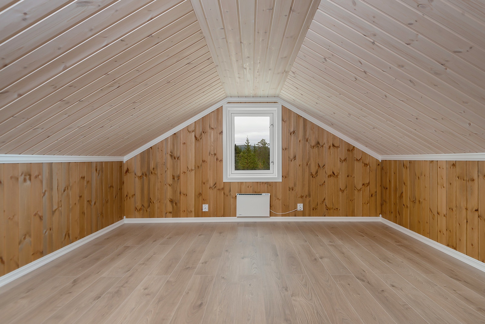 Det er 2 soverom på loft med ca 10m2 i gulvareal. 80x110 vindu Galleribilde