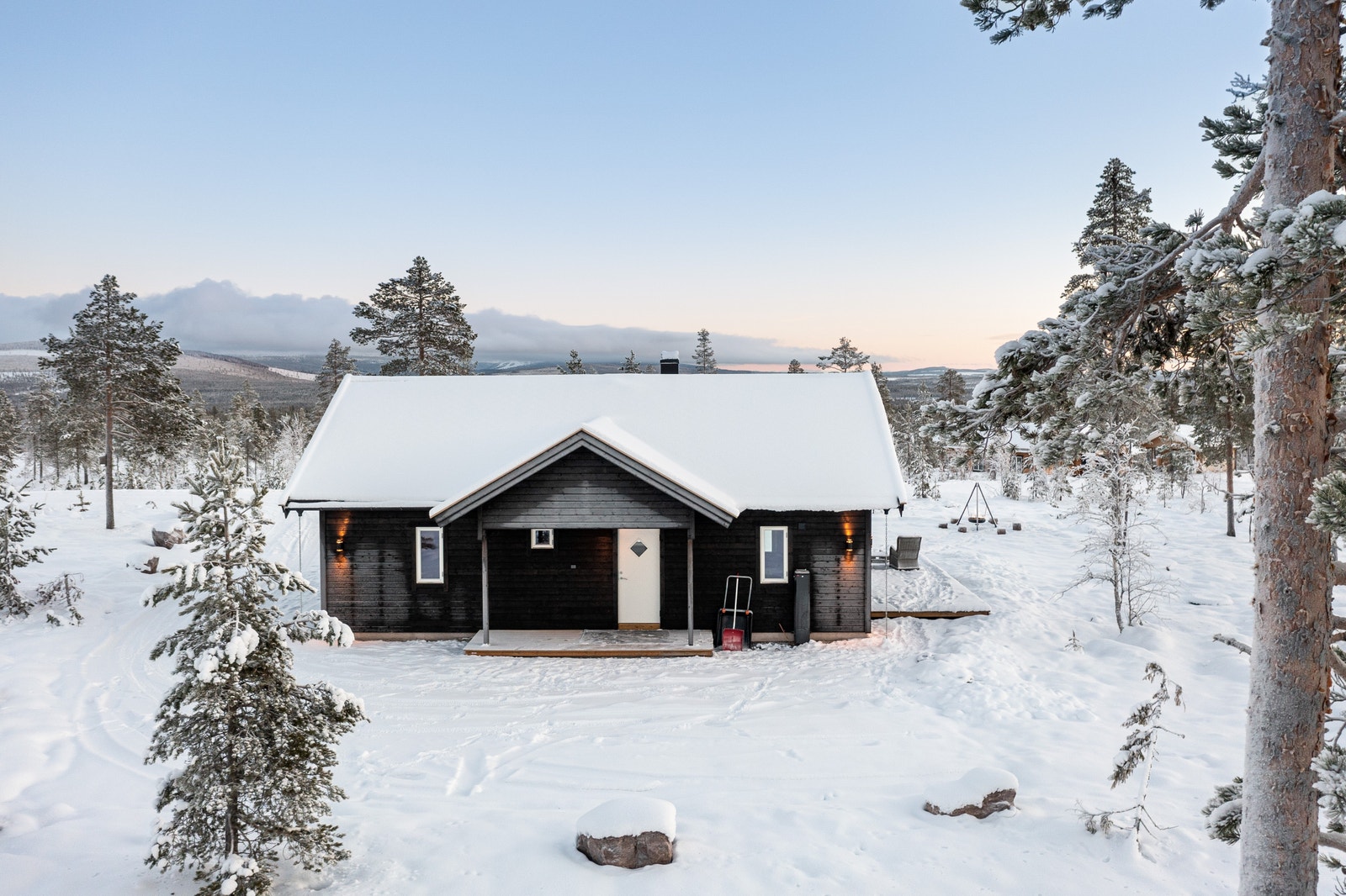 Inngangsparti og parkering. God plass til garasje eller anneks. Utsikt til fjellene i Sälen Galleribilde