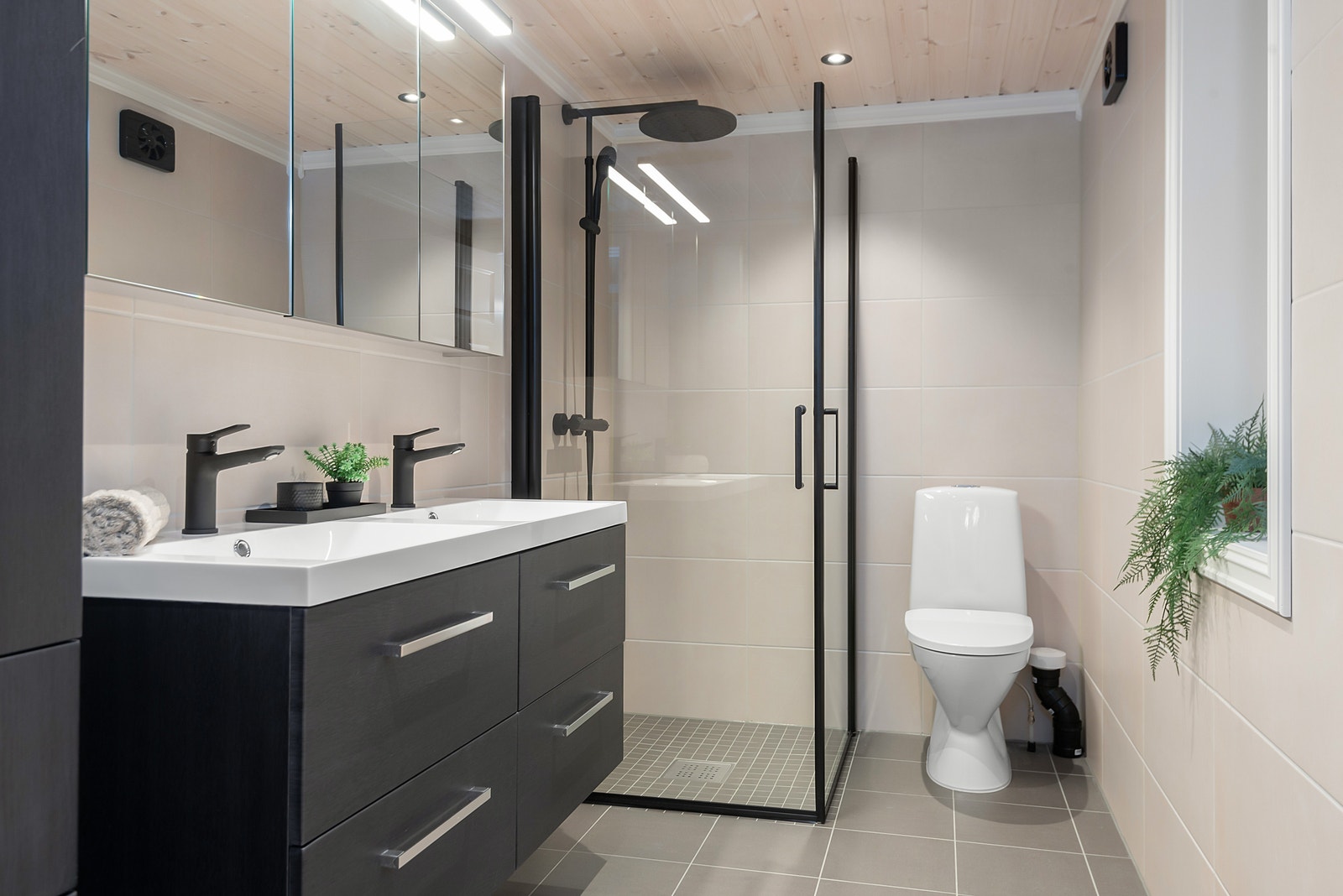 Bad nr 1. Dobbel vask med praktiske skuffer, skap, dusj og wc. Avtrekk. Varmekbaler i gulvet Galleribilde