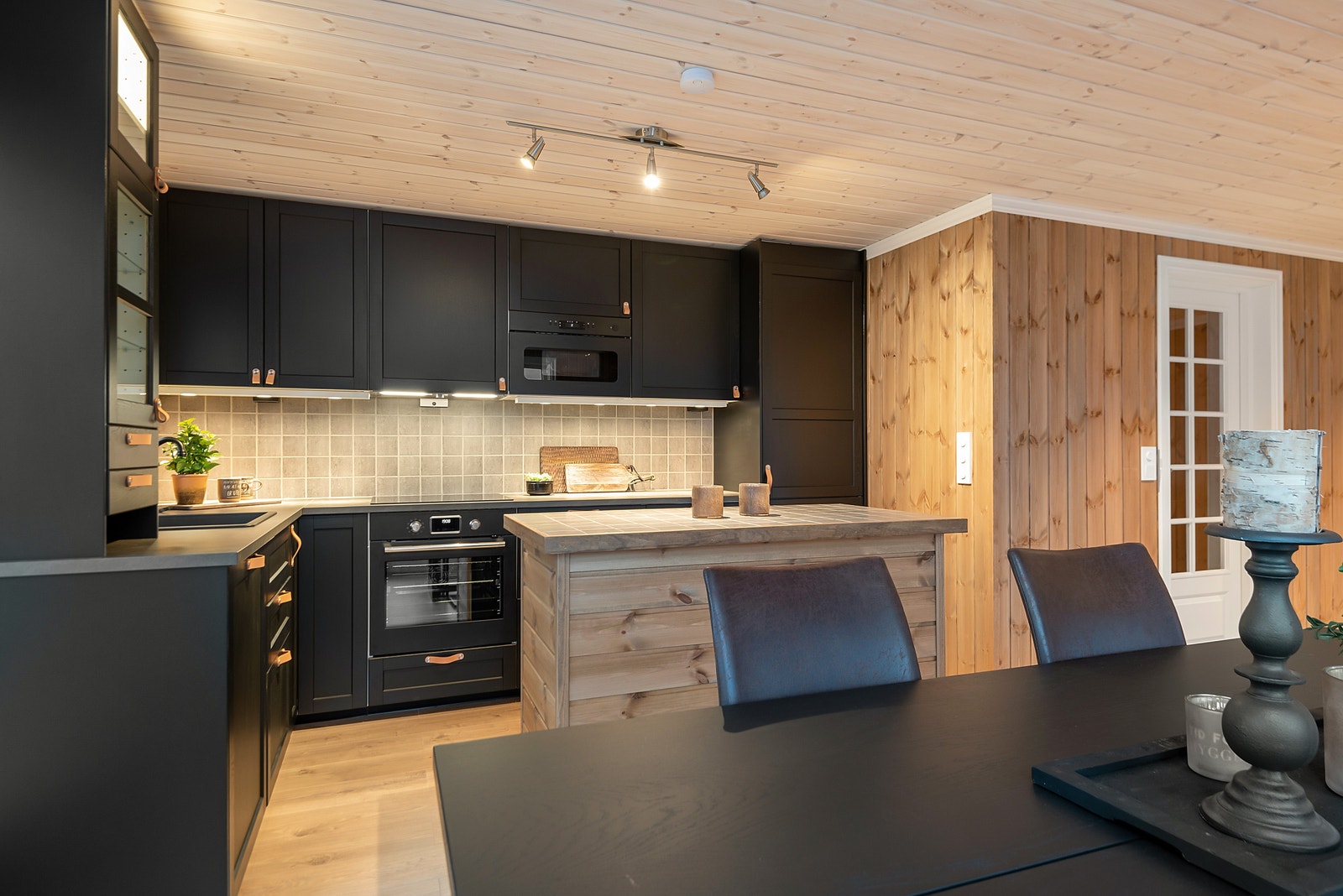 Integrerte hvitevarer, Ikea kjøkken med Lerhyttan fronter. Dimbare spotskinne i tak. Ledlampe under overskap Galleribilde