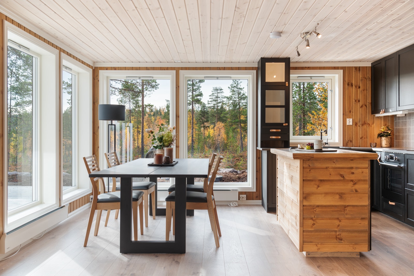 Kjøkken og spisestue. Store vinduer gir masse lys Galleribilde