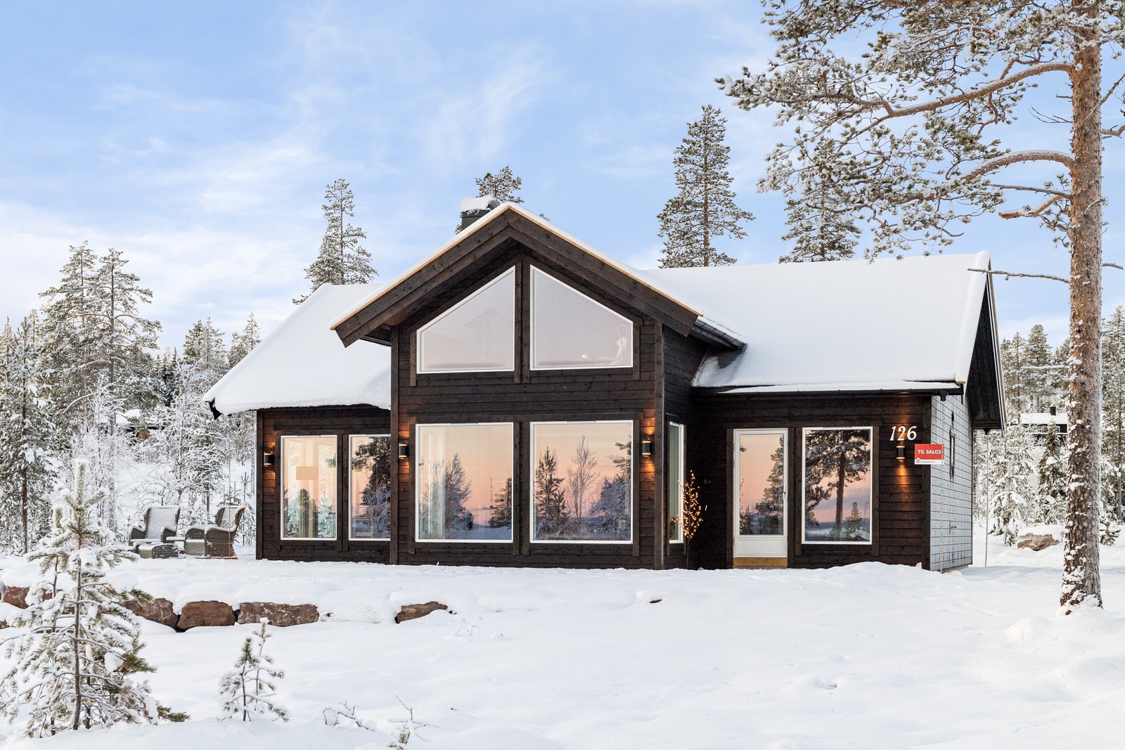 Store vinduer gir masse lys og flott utsikt. Bilde fra lik hyttemodell Galleribilde