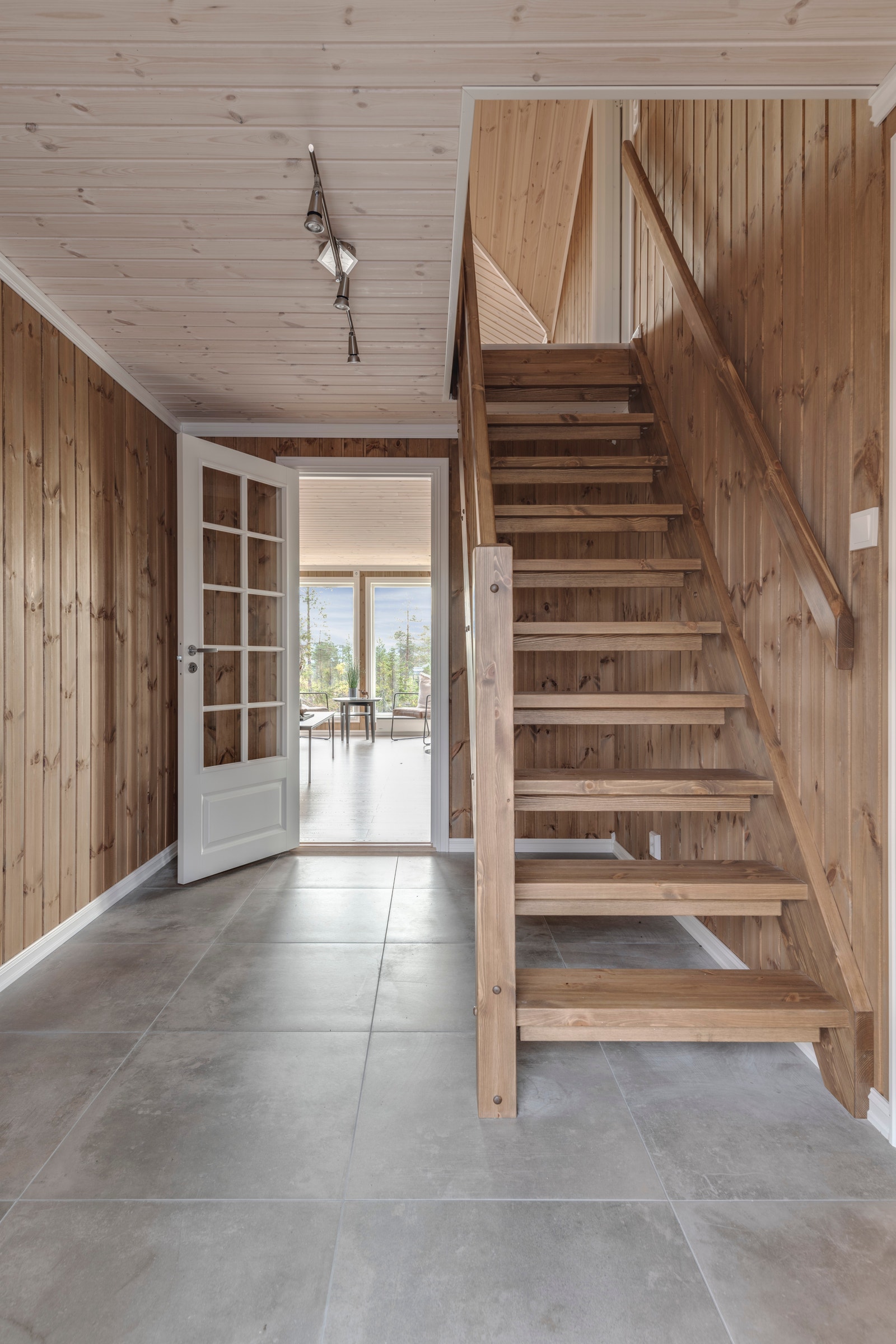 Gang med 60x60 fliser og trapp opp til loft/hems. Dør med glassfelt inn til stua Galleribilde