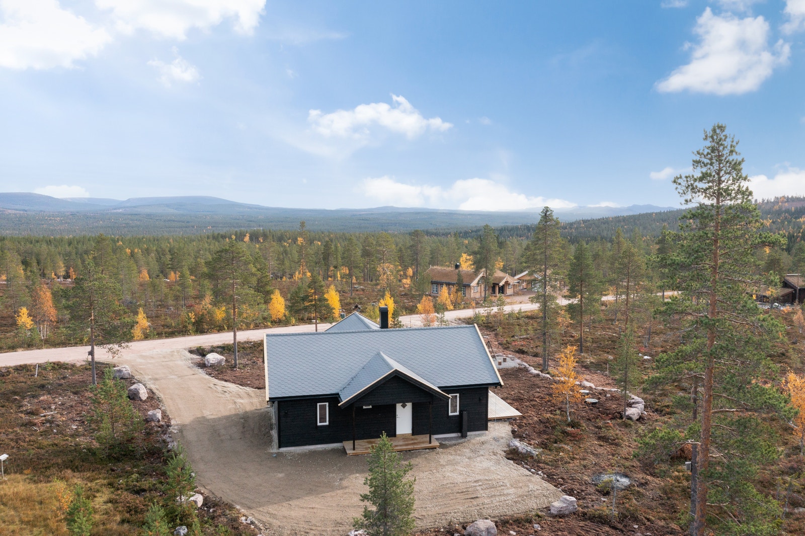Inngangsparti og fasade mot nord. Stor parkeringsplass og her kan man kjøre helt til døra. Selvfølgelig brøytet på vinteren Galleribilde