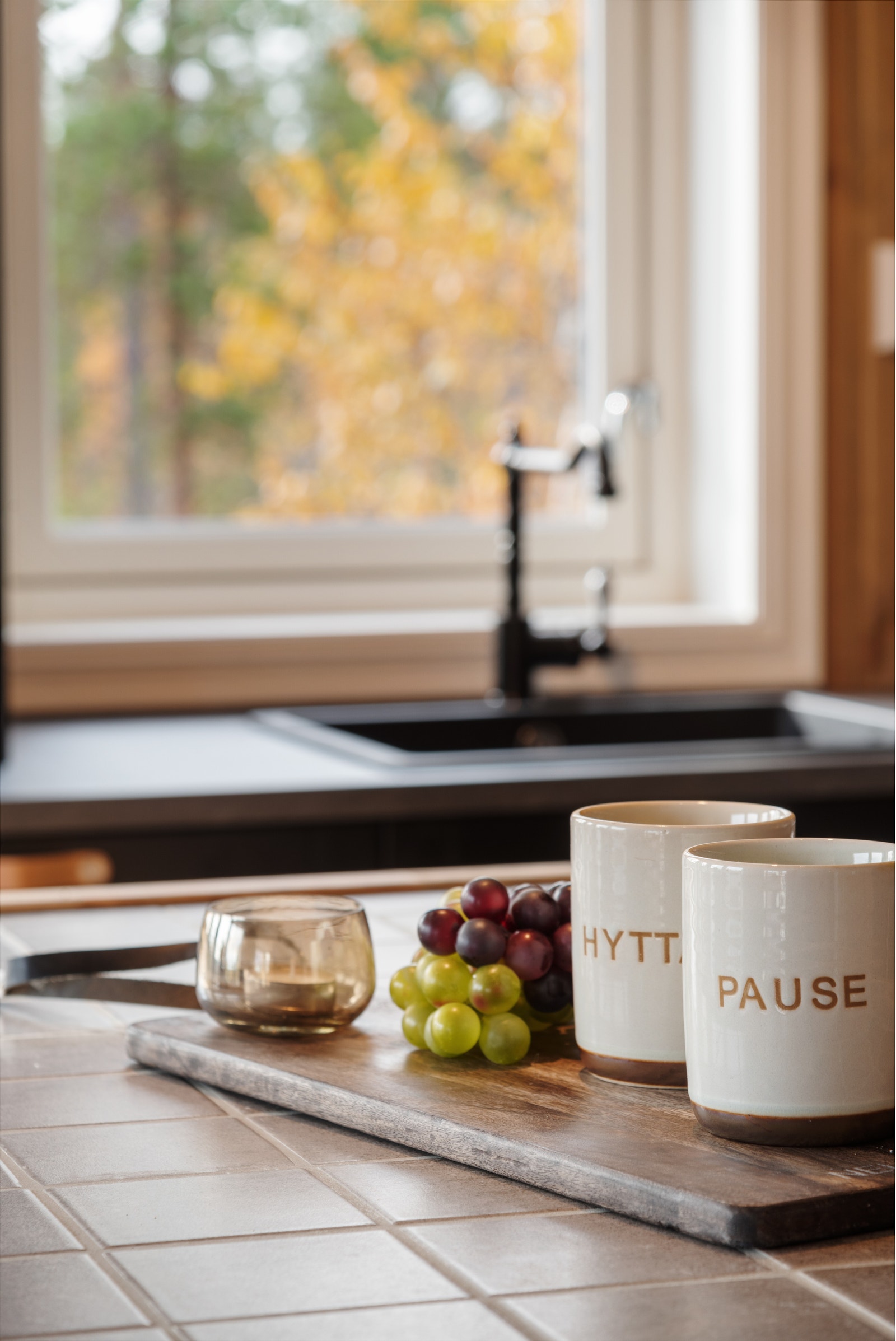 Fliser på kjøkkenøya - varme ting fra stekovnen kan settes rett på Galleribilde