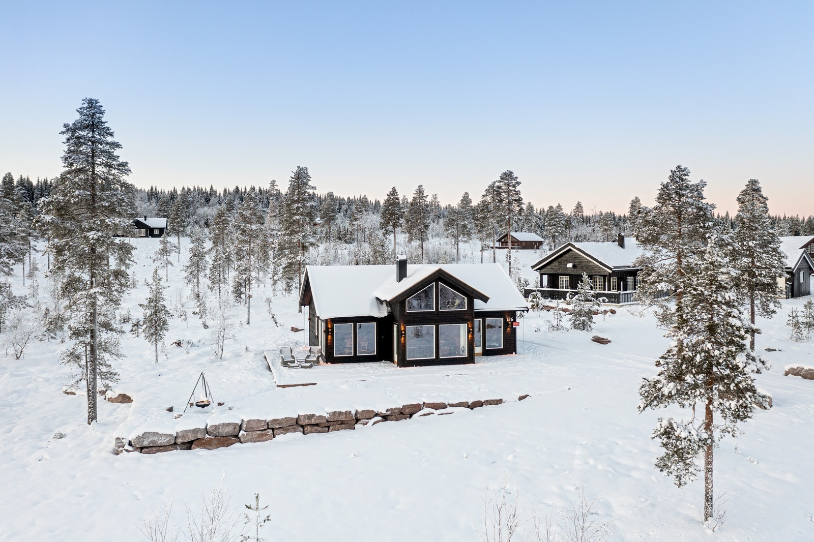 Stor selveiertomt, friområde bak hytta, gedigen terrasse, egen grill/bålplass Galleribilde