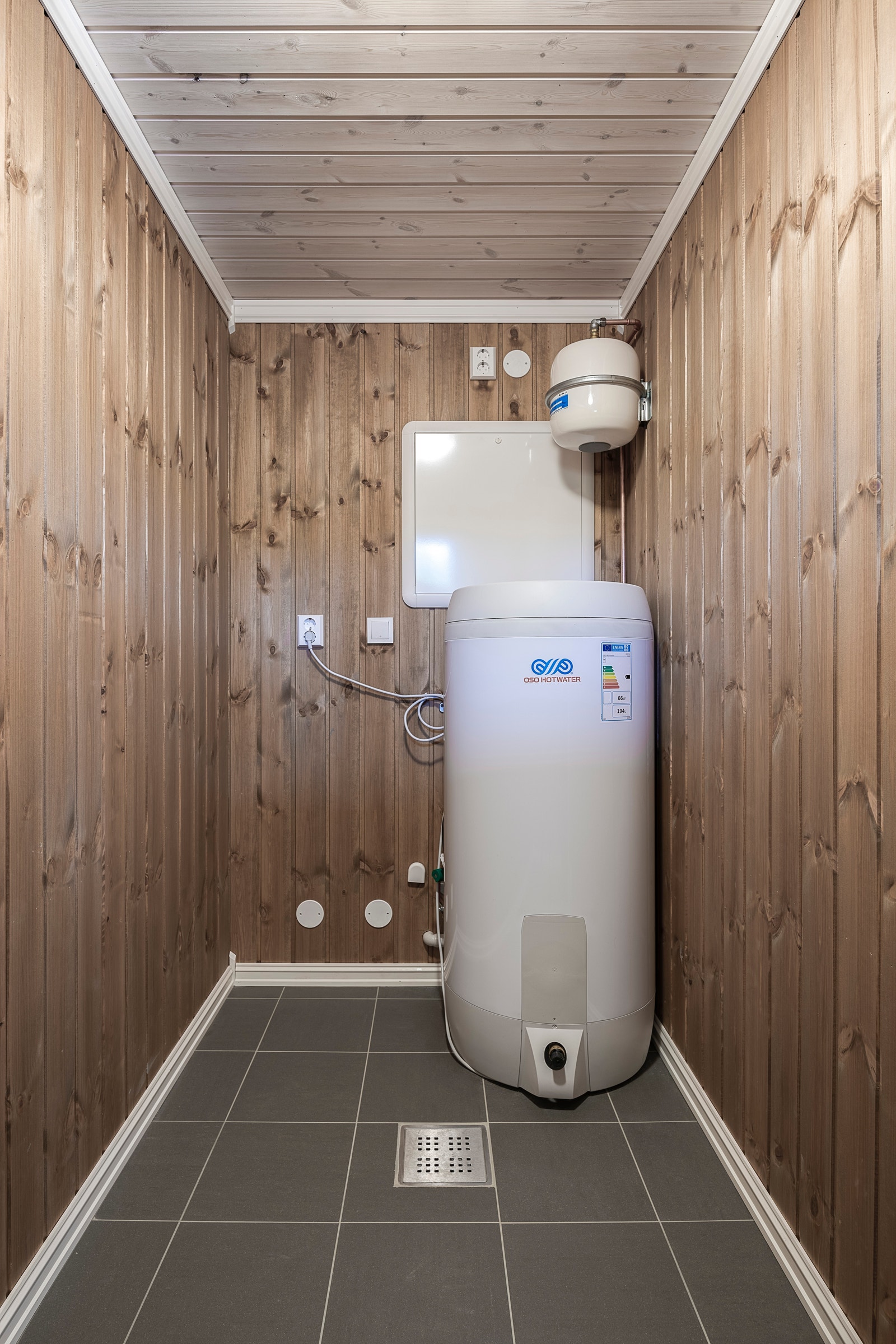 Teknisk rom med opplegg til vaskemaskin. Varmekabler i gulv - praktisk til tørking av våte klær og sko på vinteren. Avtrekksvifte Galleribilde