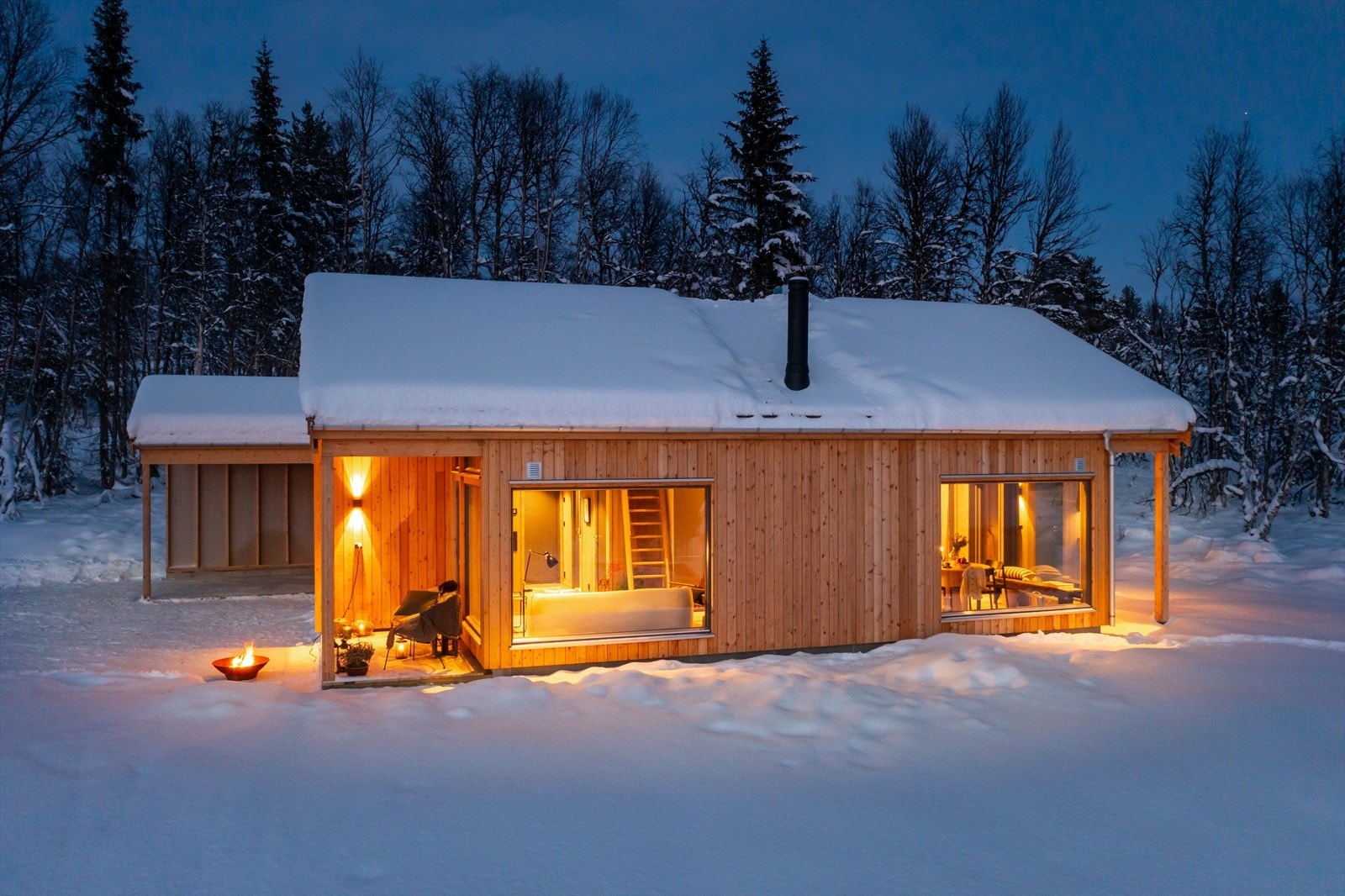Moderne hytte med med utvendig bod og carport Galleribilde