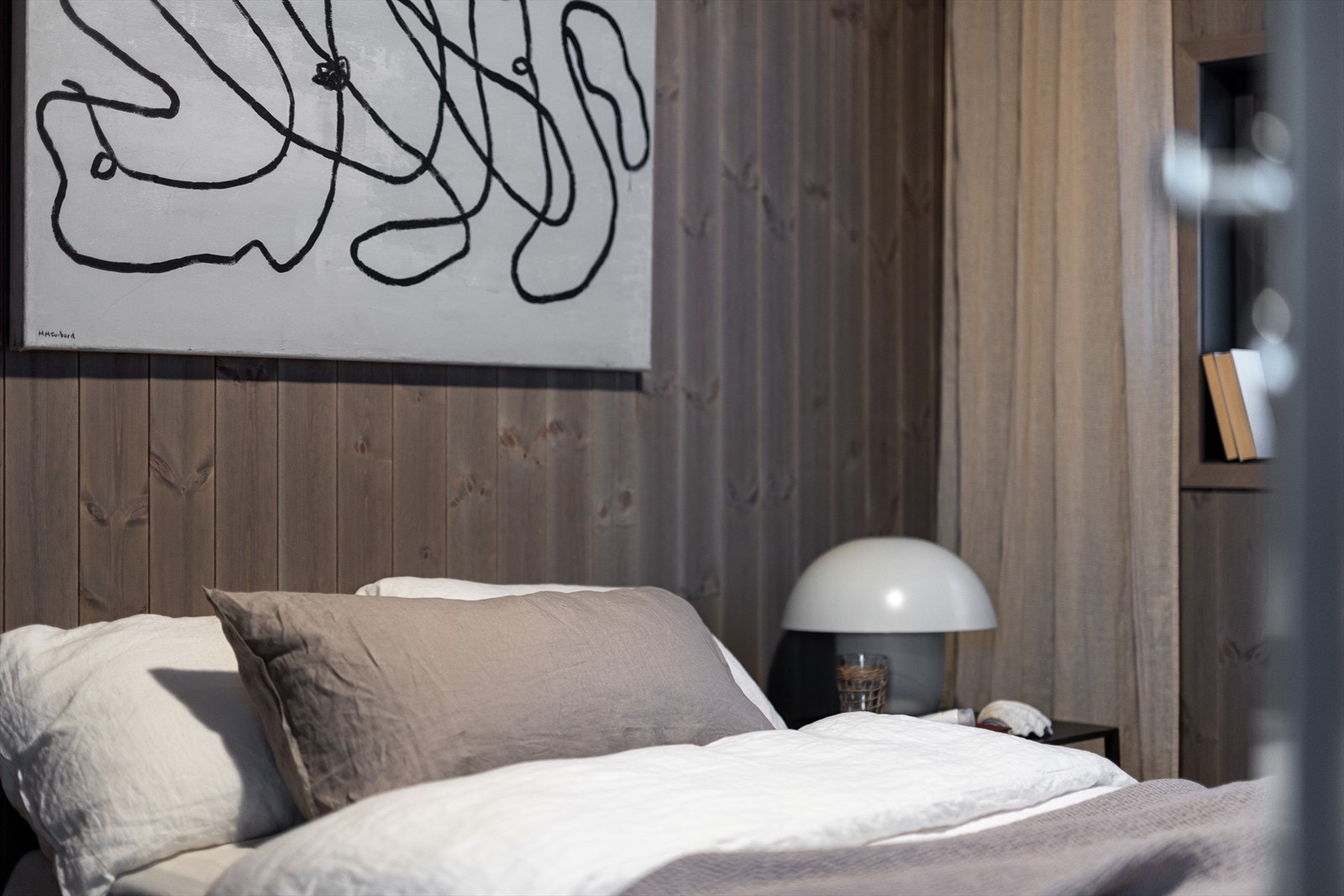 Soverommene har plass til stor seng og garderobe Galleribilde