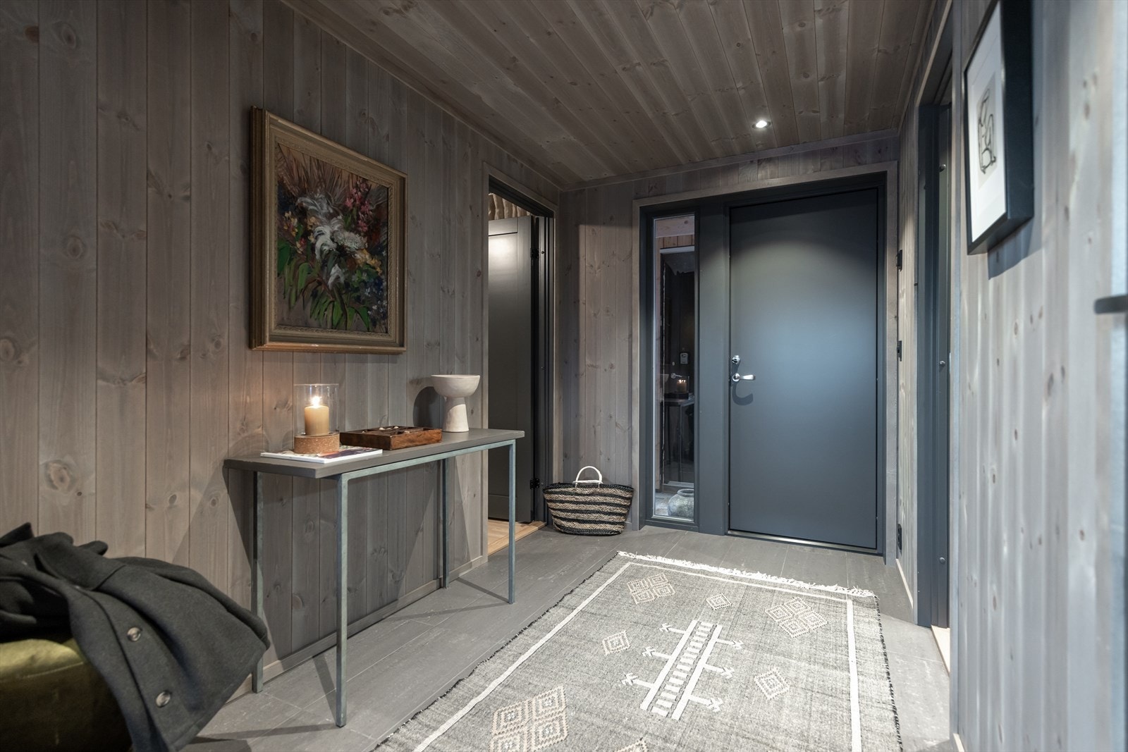 Velkommen inn. I entré har man også muligheten til å sette opp garderobeinnredning Galleribilde