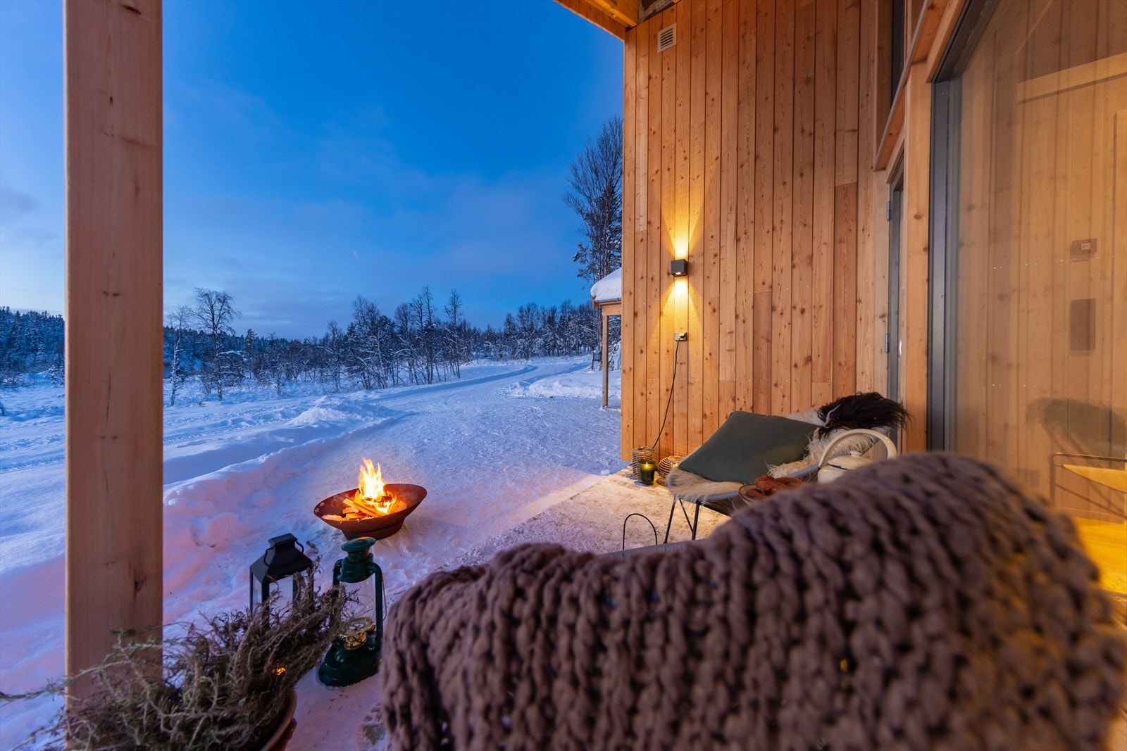 Enkel og flat adkomstvei. Utvendig belysning og dobbeltstikk Galleribilde