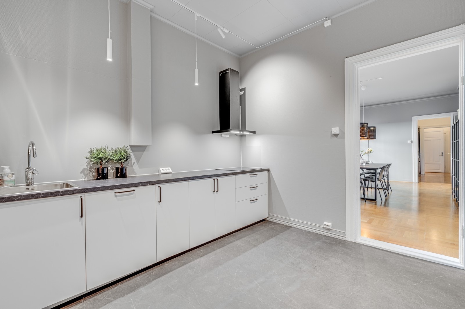 Like utenfor kjøkkenet har du spisestuen. Gjennomgående lys og praktisk. Galleribilde