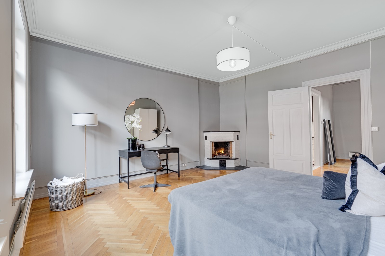 Dette er det største soverommet i boligen med svært god plass også til mer innredning. Galleribilde