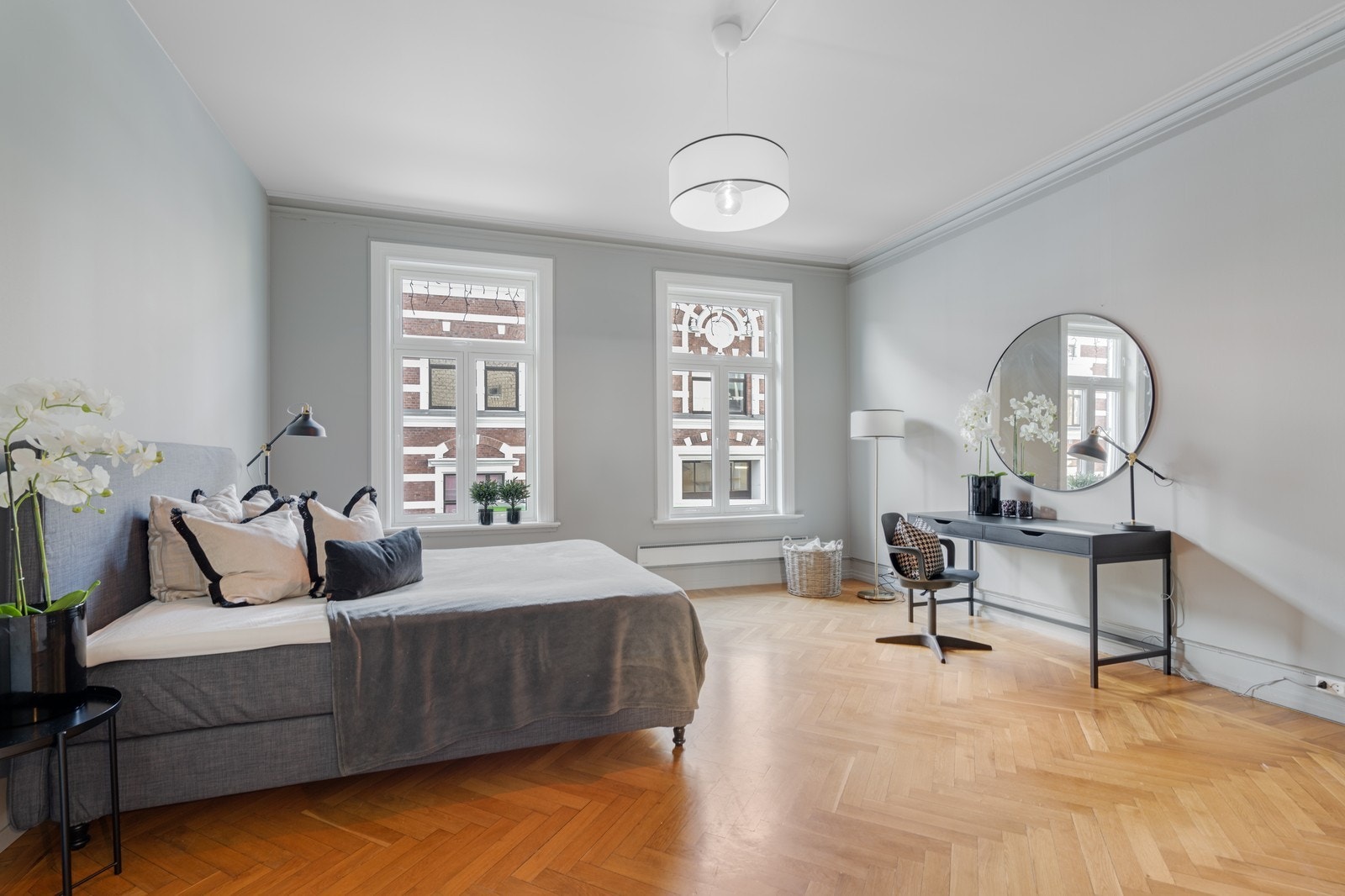 Beboer-rom 1, Admiralen. Stort rom med god plass. Arbeidsplass, stor dobbeltseng, garderobe medflg. Galleribilde