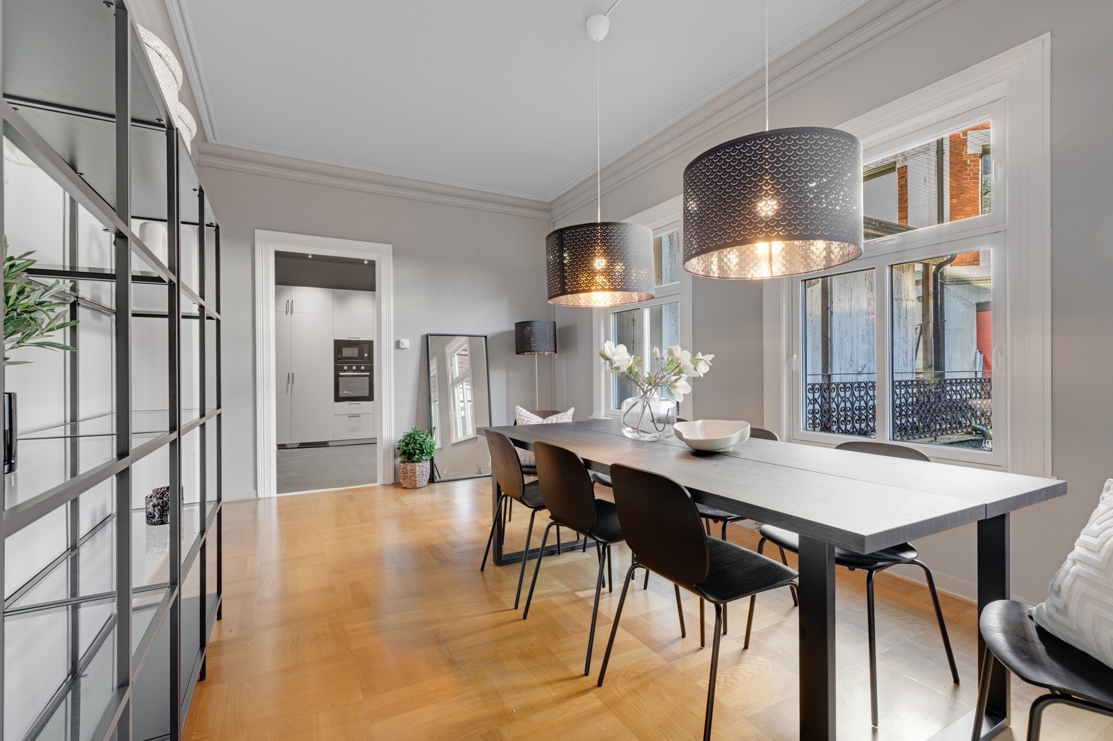 Stor, lys og tiltalened med god plass til alle og gjester. Spisestue like utenfor kjøkken. Galleribilde