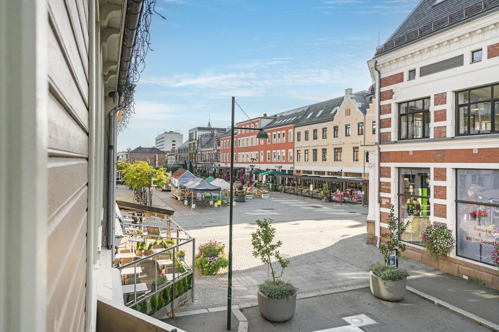 Boligen ligger innerst i en blindvei og midt i Markens, byens gågate. Idyll i byen. Galleribilde