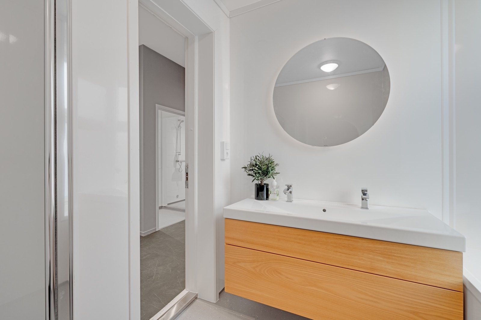 Fellesrom: Det er to dusjbad med god plass til omkledning og morgen- eller kveldsstell. Galleribilde