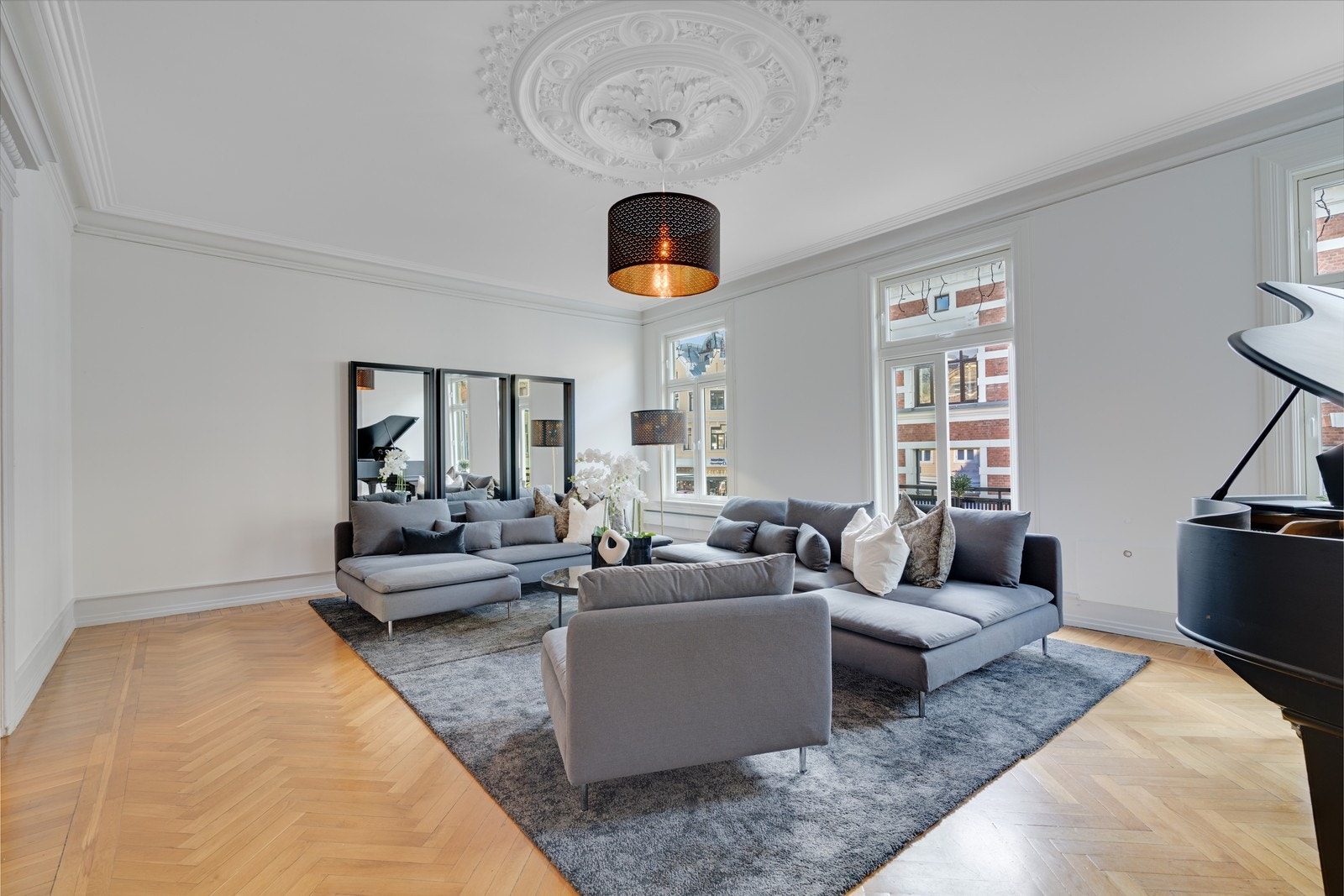 Fellesrom: Storstua. Stor og luftig stue med lekker eikestavsgulv, rosett i tak, utgang til balkong Galleribilde