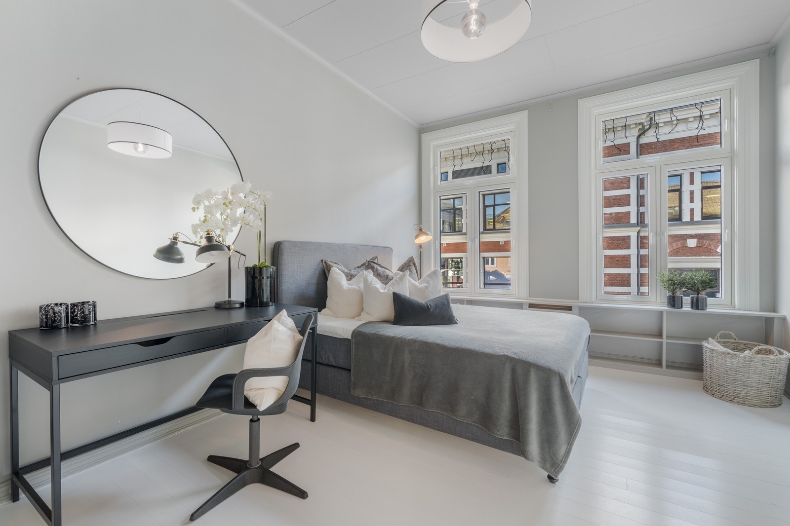 Obersten er et av favorittrommene med lyst gulv og praktisk hylleseksjon ved vinduet. Galleribilde