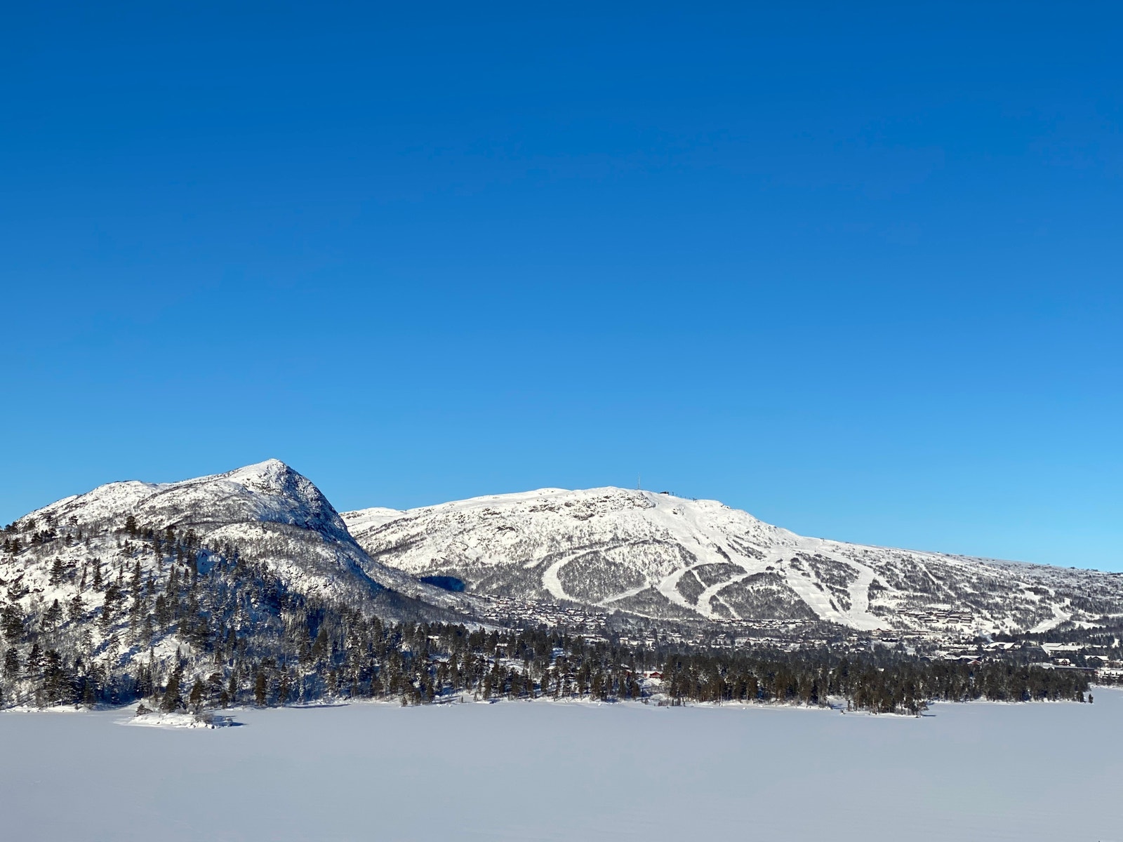 Tomtene ligger fritt og fint til i bakre rekke på feltet - med fri sikt over mot bl.a. alpinanlegget Galleribilde