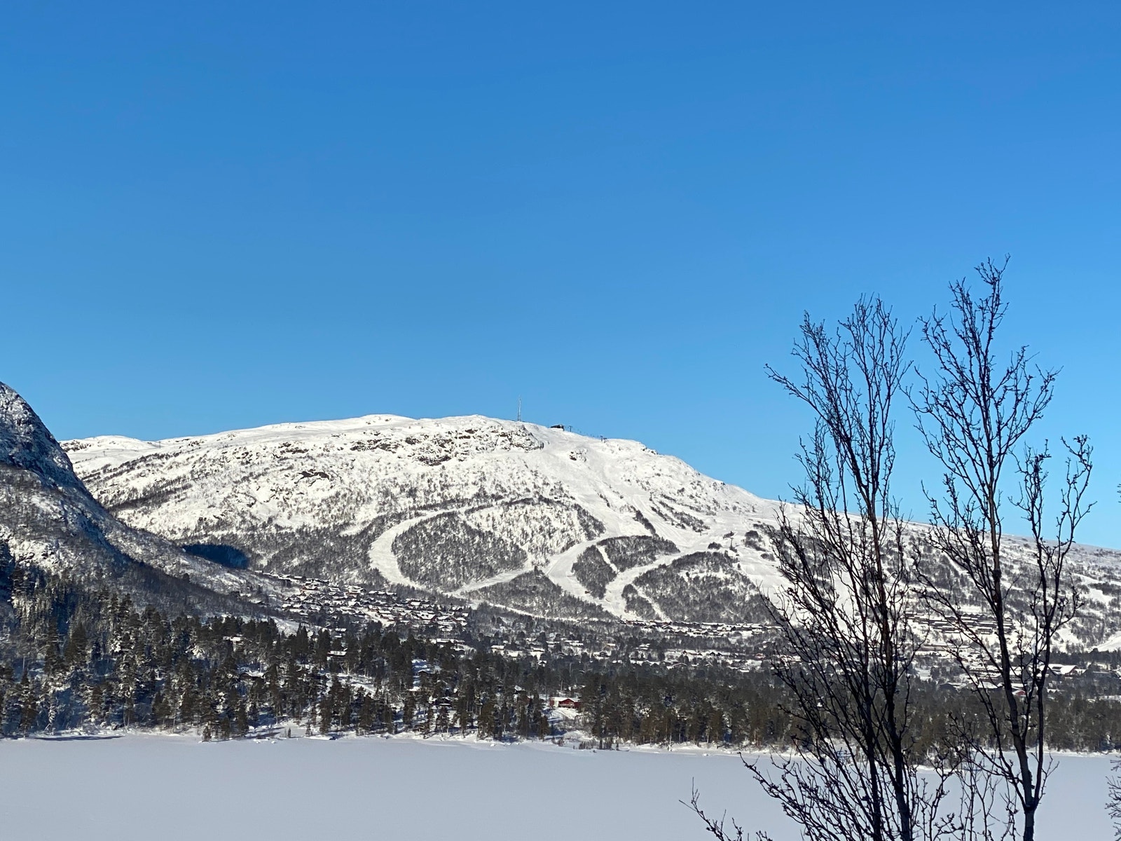 Tomtene ligger fritt og fint til i bakre rekke på feltet - med fri sikt over mot bl.a. alpinanlegget Galleribilde
