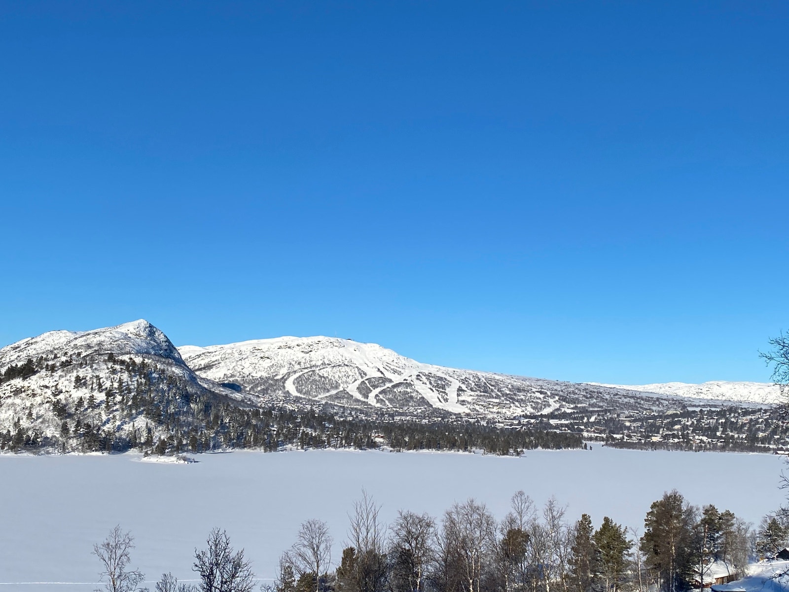 Omgivelsene er helt fantastiske her rundt Hartevann - Hovdenut & Alpinanlegget her på Hovden.
Utsikten her er fra en av tomtene! Galleribilde