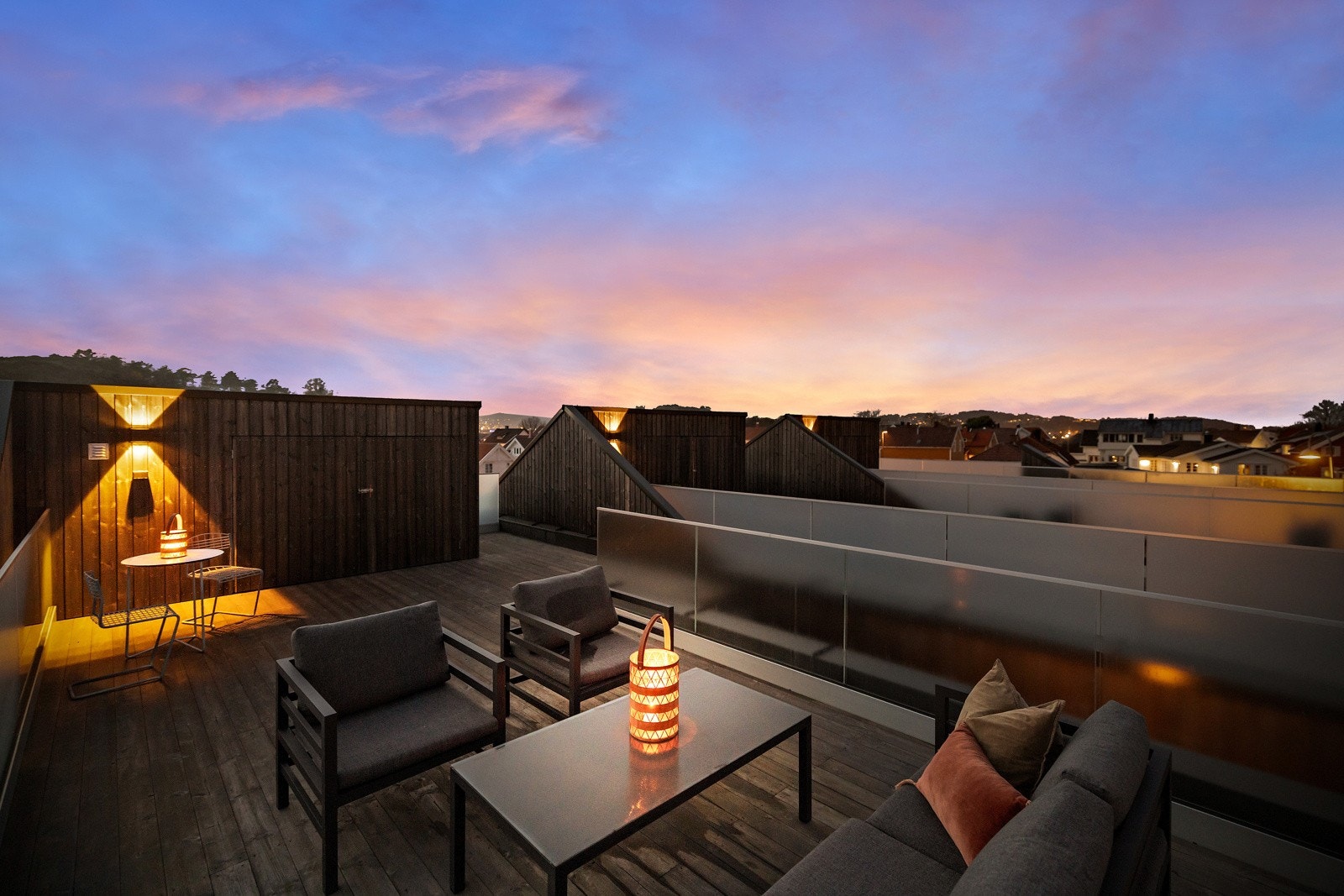 Helt nydelig takterrasse med en praktis bod til f.eks puter Galleribilde
