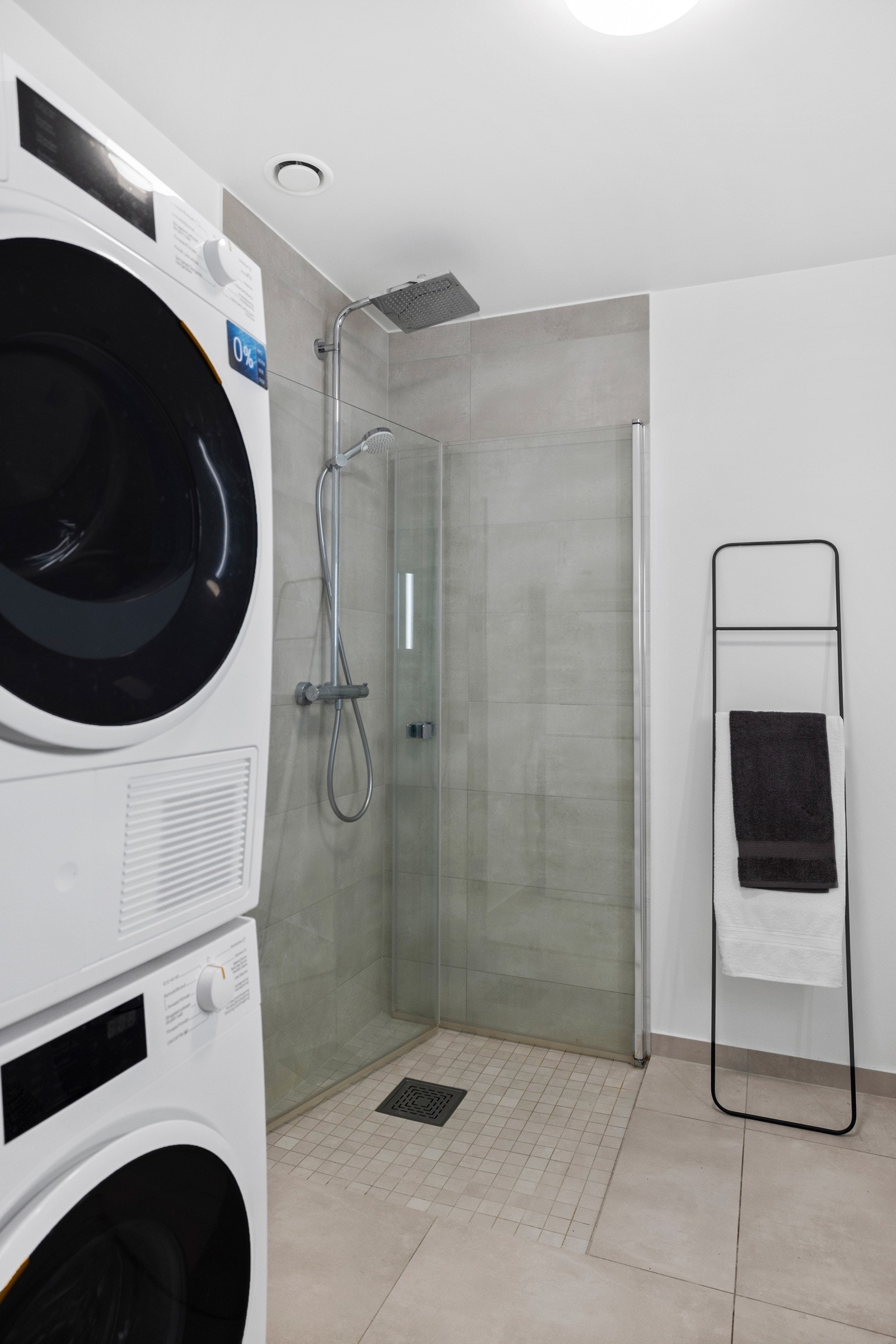 Opplegg for vaskemaskin og tørketrommel på badet Galleribilde