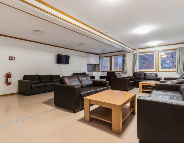 Common area with mini kitchen and tv Galleribilde