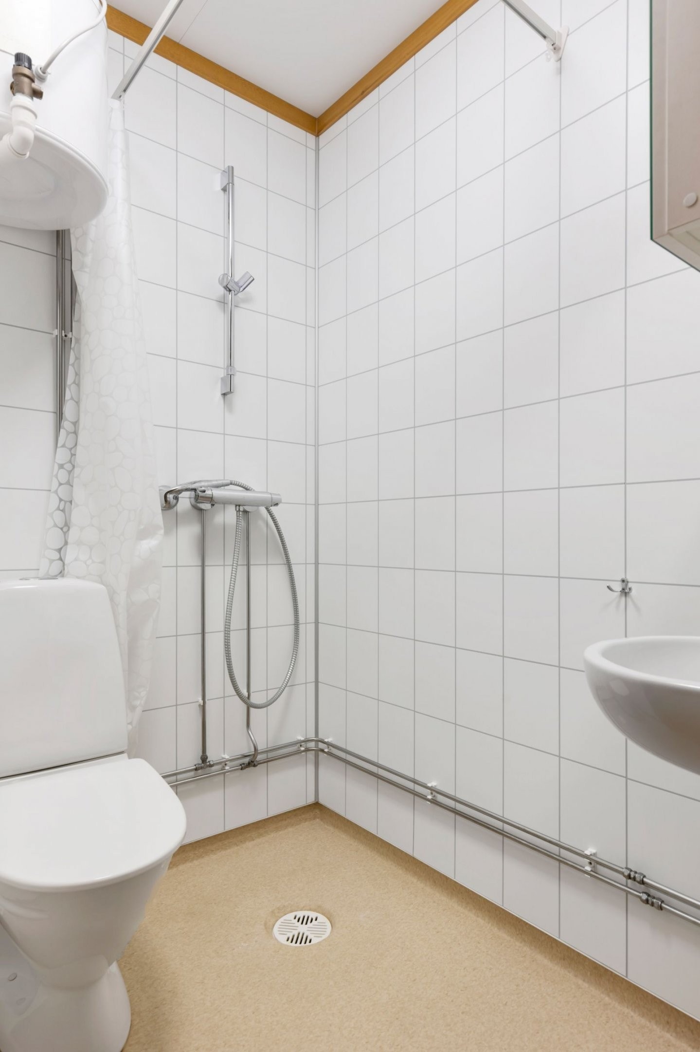The room comes equipped with its own bathroom, with a toilet and shower Galleribilde