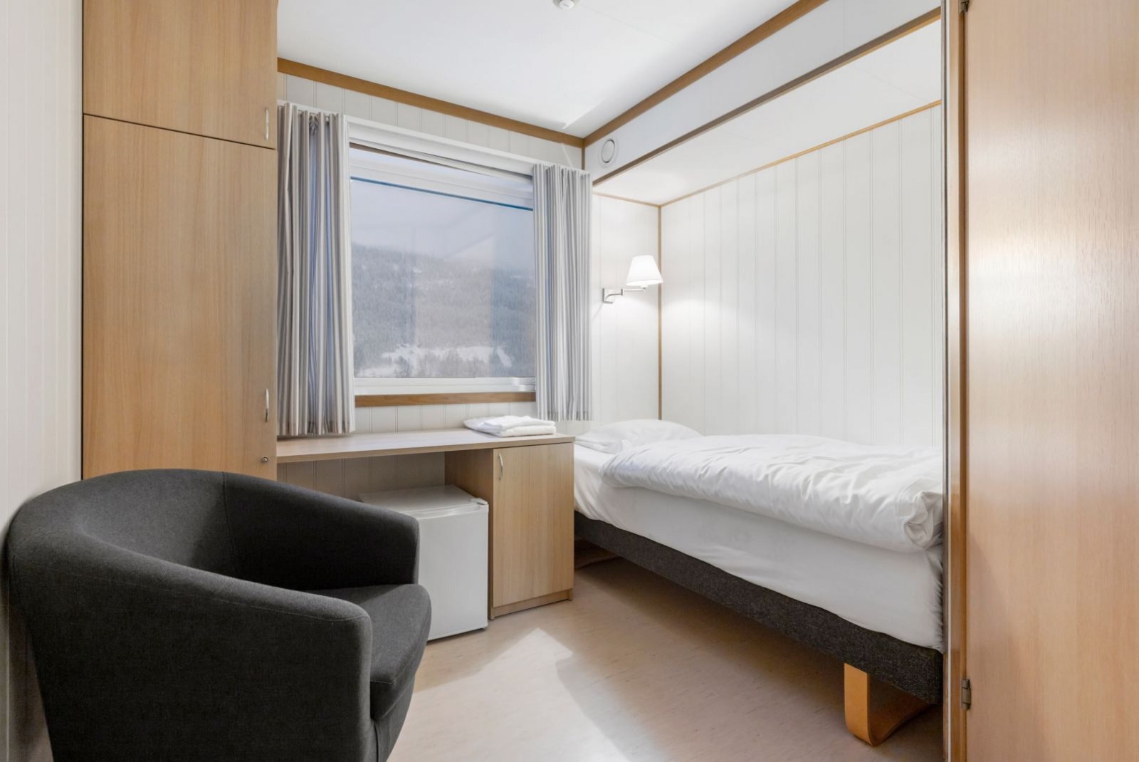 The room is fully furnished with a bed, desk, chair, wardrobe, and fridge. You can relax in the complimentary lounge chair. Bed linen and towels are all in place upon your arrival. Galleribilde
