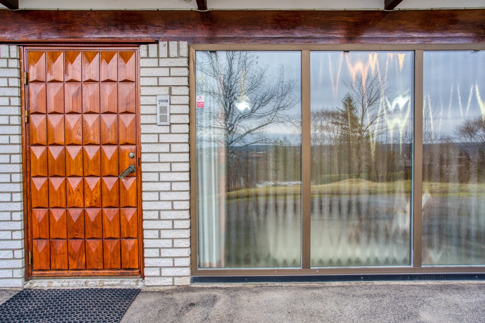 Inngangspartiet med den solide inngangsdøren. Galleribilde