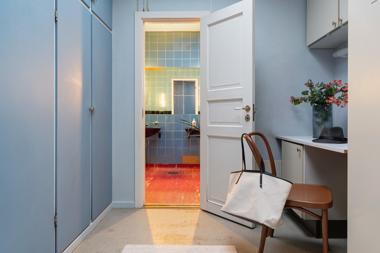 Mellom hovedsoveormmet og badet i andre etasje ligger det en fornem, stor garderobe. Badet og garderoben har overslysvinduer. Galleribilde