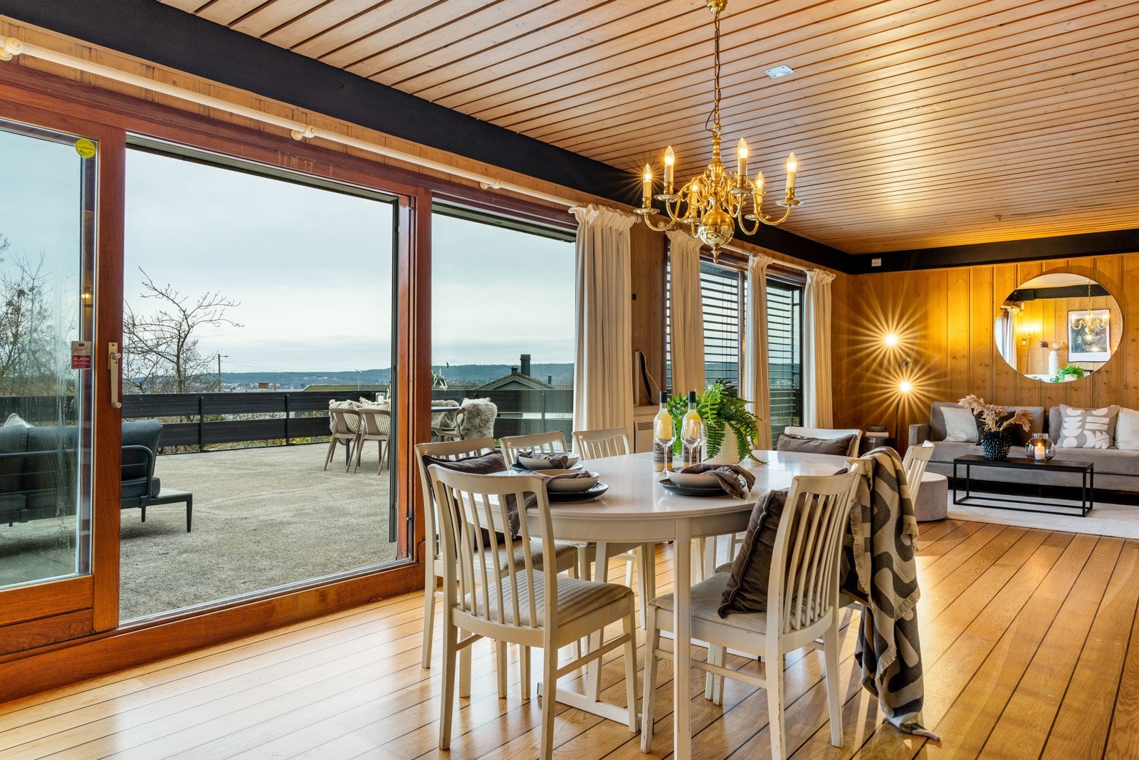 Stuen i andre etasje er stor og vinkelformet med store lysflater ut mot syd og vest. Her kan det møbleres i flere soner. Galleribilde