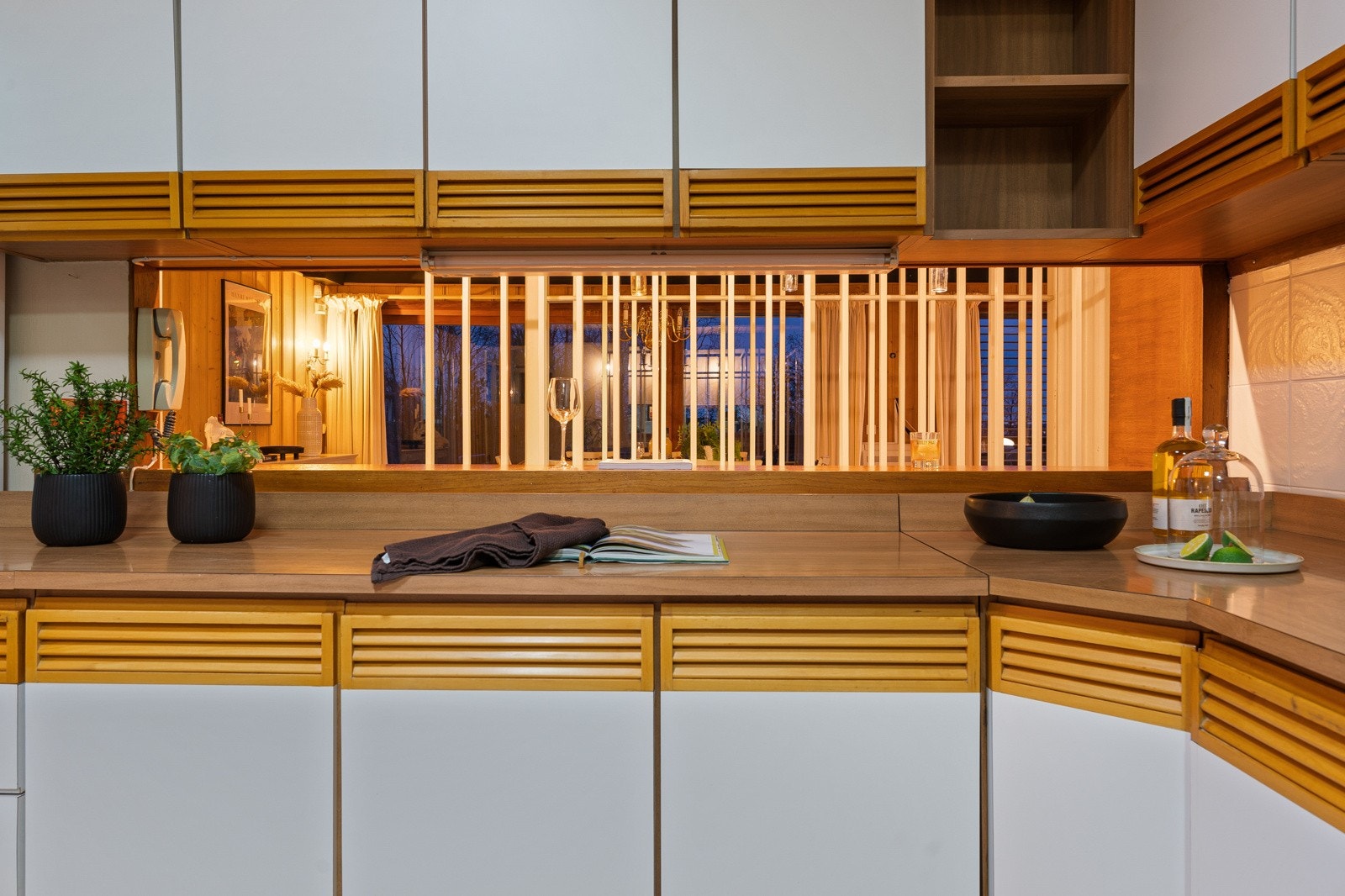 Kjøkken er adskilt fra stuen, med åpning via den fine barløsningen fra byggetiden. Galleribilde